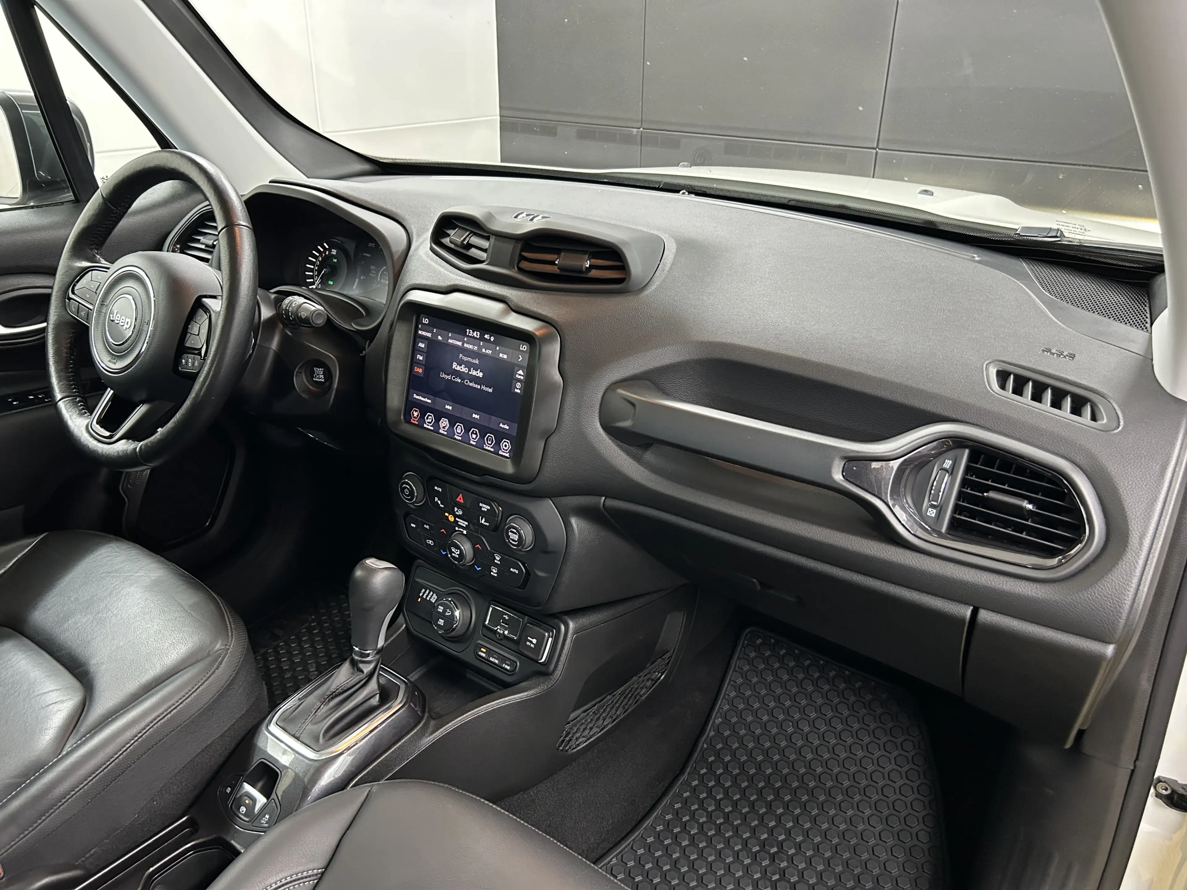 Jeep Renegade S Plug-In-Hybrid 4xe+Pano+Matrix+Leder — photo 9