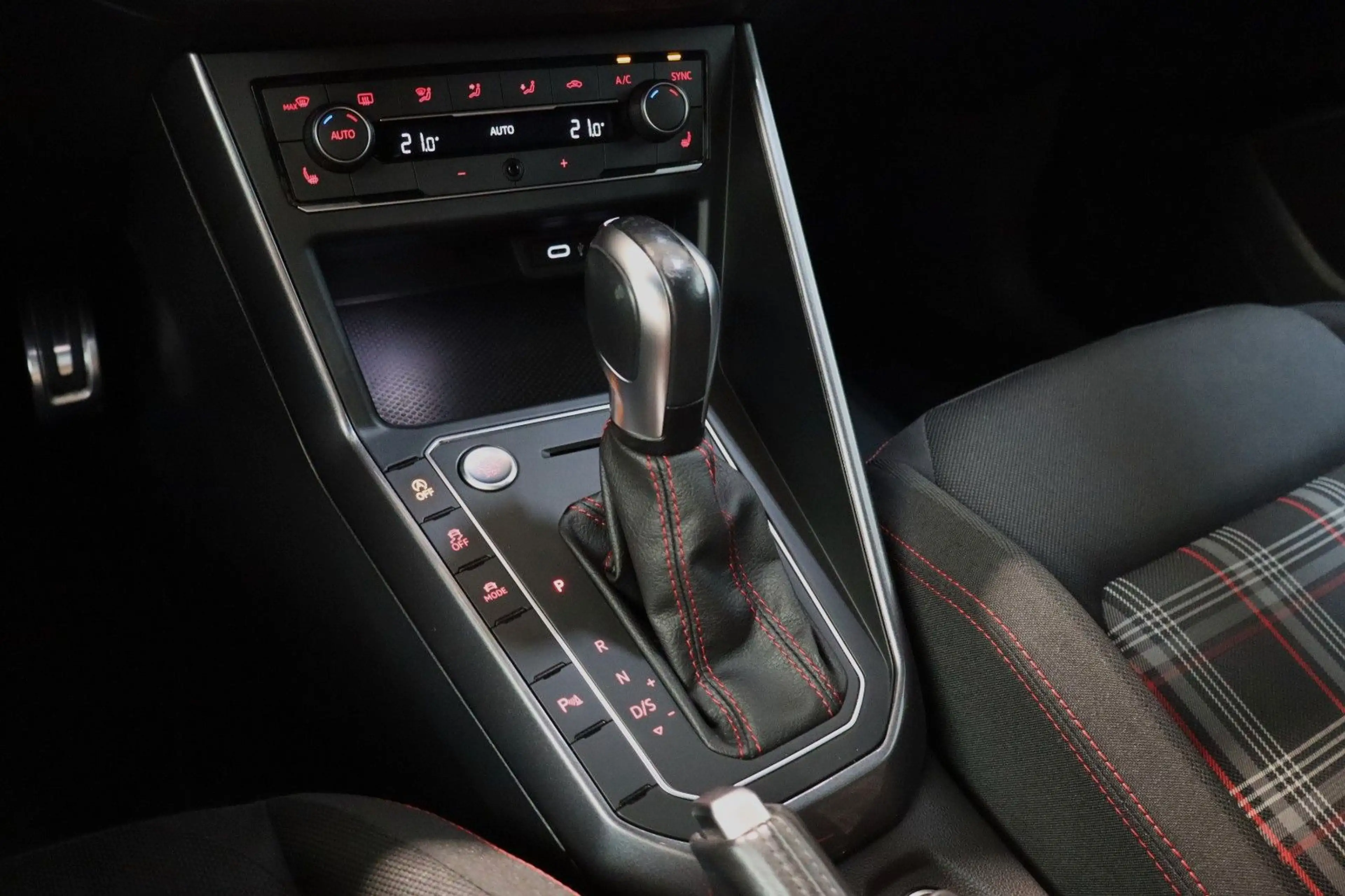 Volkswagen Polo VI 2,0 TSI GTI DSG Navi Virtual LED CarPlay — photo 15