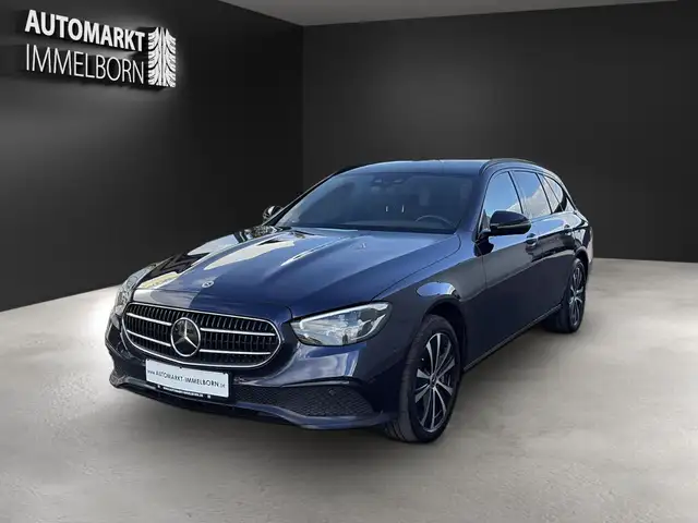 Mercedes-Benz E-Class view 3
