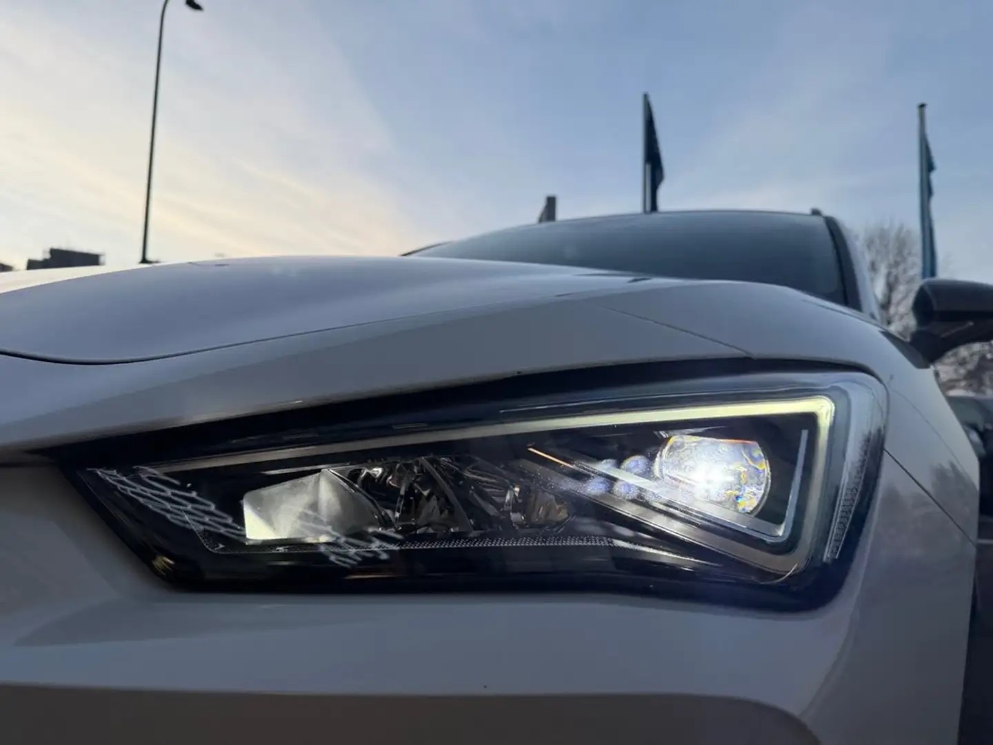 CUPRA Leon ST 1,4 e-Hybrid Automatic Weiß - 2