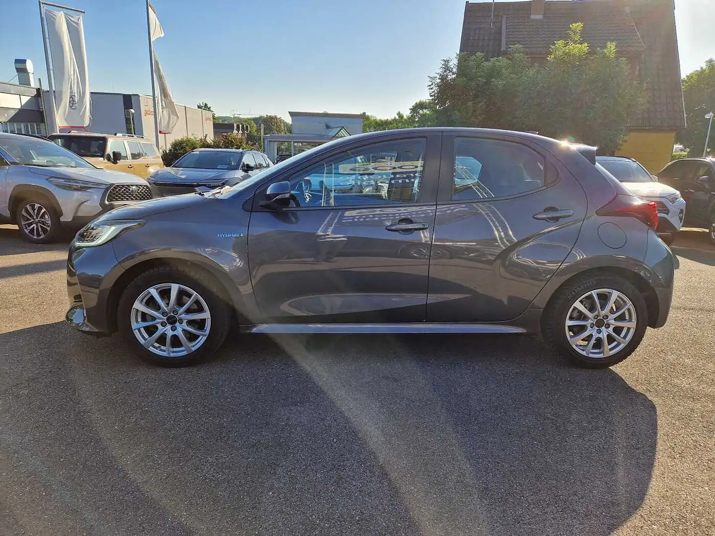 Toyota Yaris Hybrid 5-Türer 1.5 VVT-i Club Grau - 2