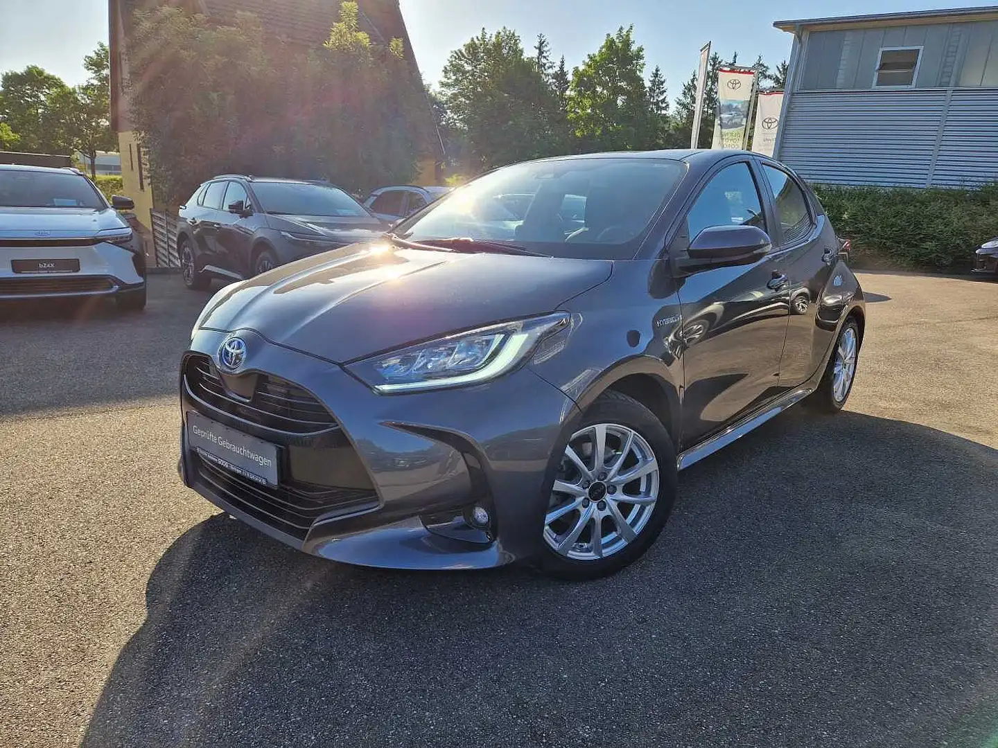 Toyota Yaris Hybrid 5-Türer 1.5 VVT-i Club Grau - 1