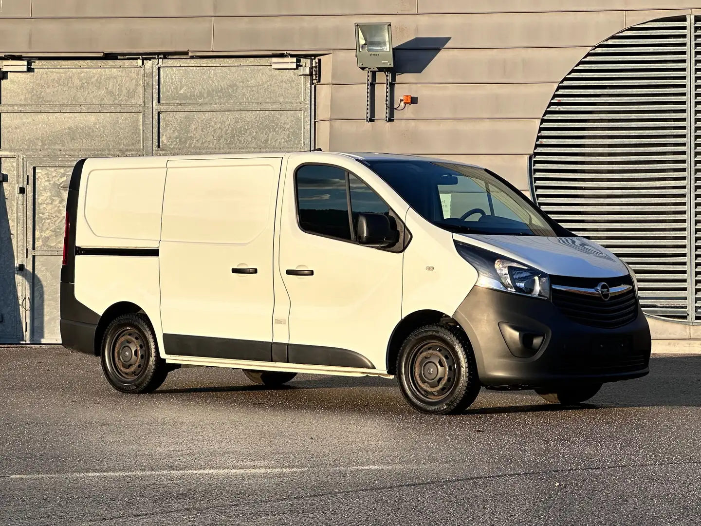 Opel Vivaro L1H1 1,6 CDTI BlueInjection 2,7t Edition Weiß - 1