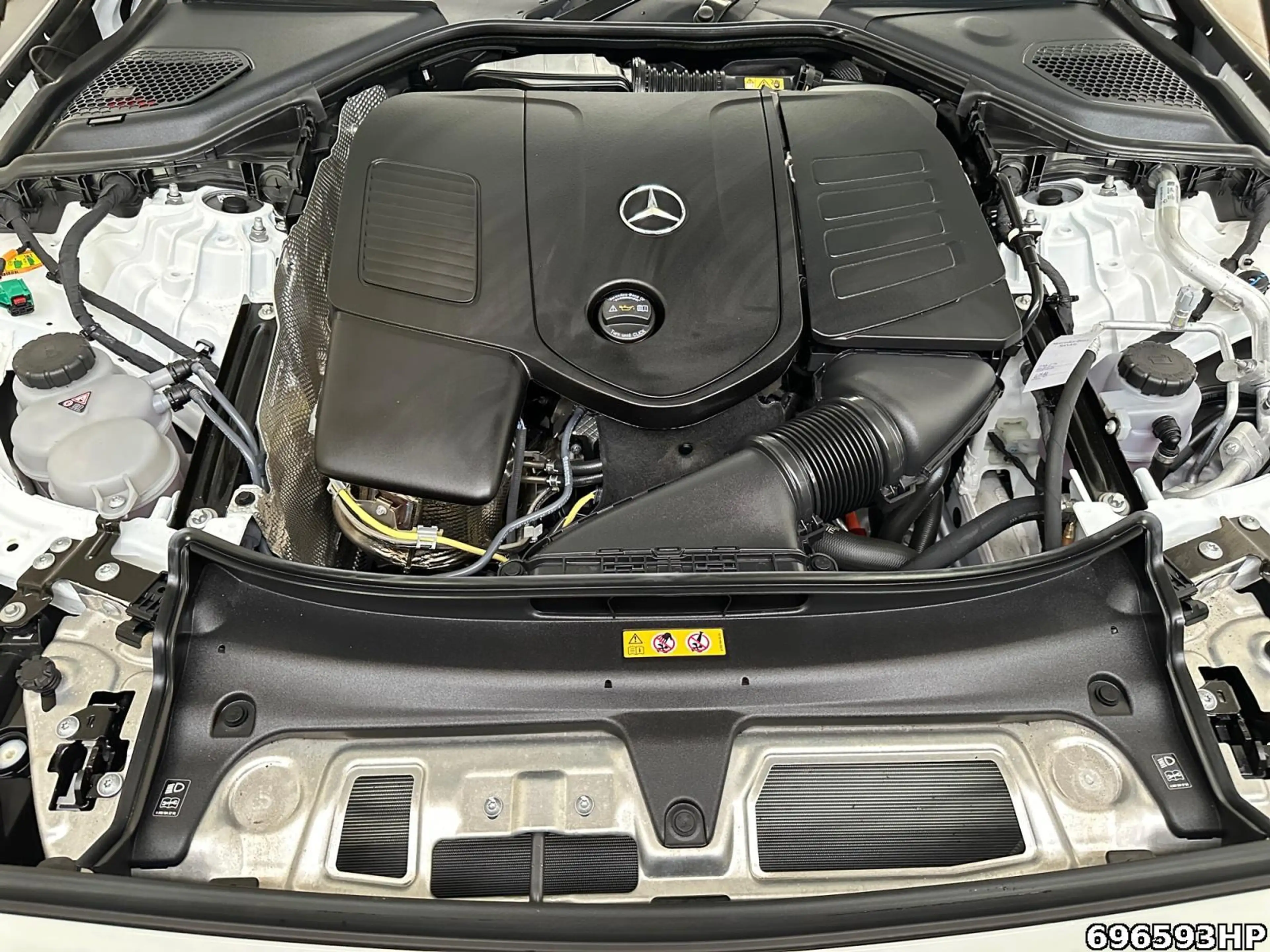 Mercedes-Benz E 400 e 4M AMG Night Pano 360° DIGITAL LIGHT 20" — photo 7