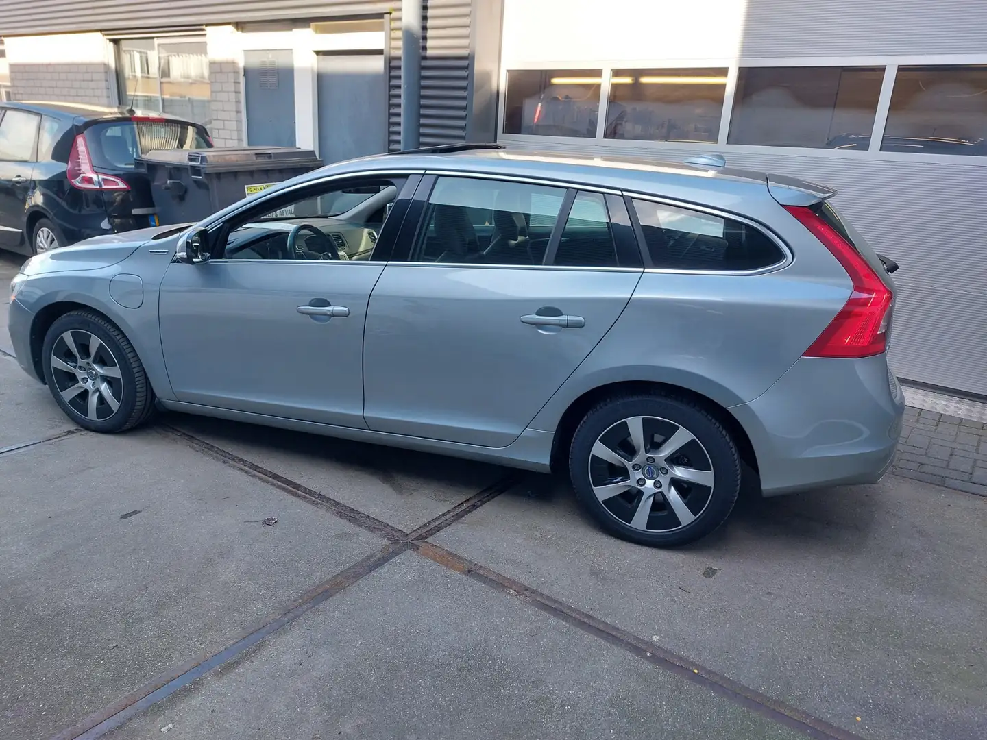 Volvo V60 2.4 D6 AWD Plug-In Hybrid Summum Leer Navigatie Grau - 2
