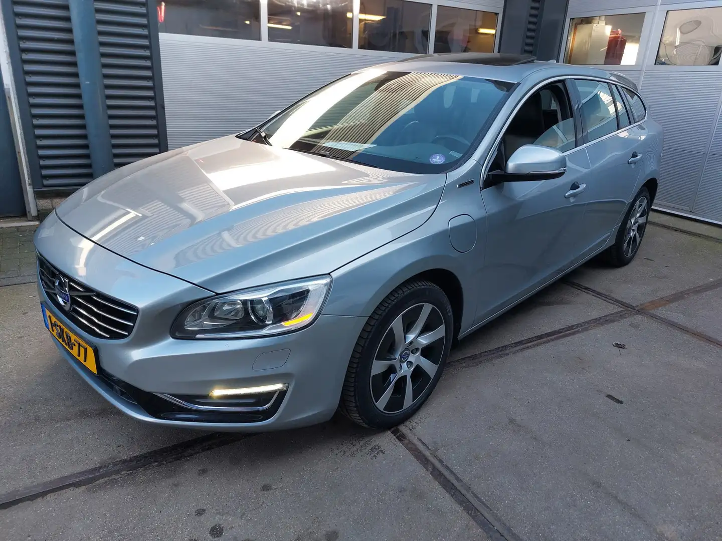 Volvo V60 2.4 D6 AWD Plug-In Hybrid Summum Leer Navigatie Grau - 1