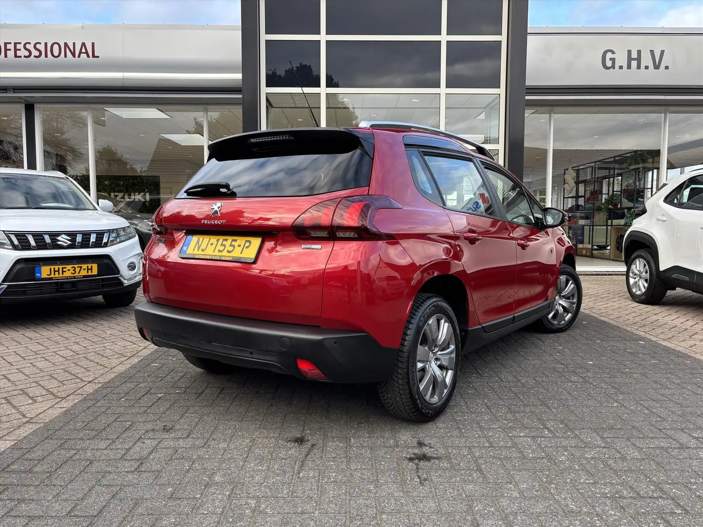 Peugeot 2008 1.2 PureTech 110pk Active | Panoramadak | Nieuwe d Rood - 2