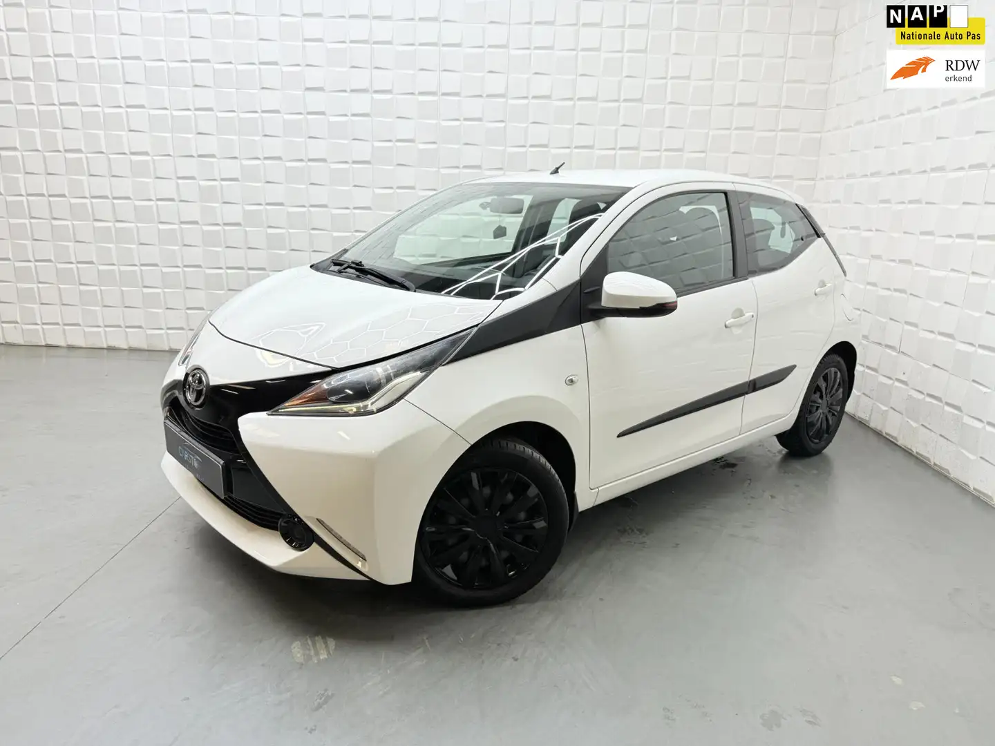 Toyota Aygo 1.0 VVT-i x-play AUTOMAAT 5 DRS AIRCO CAMERA Wit - 1