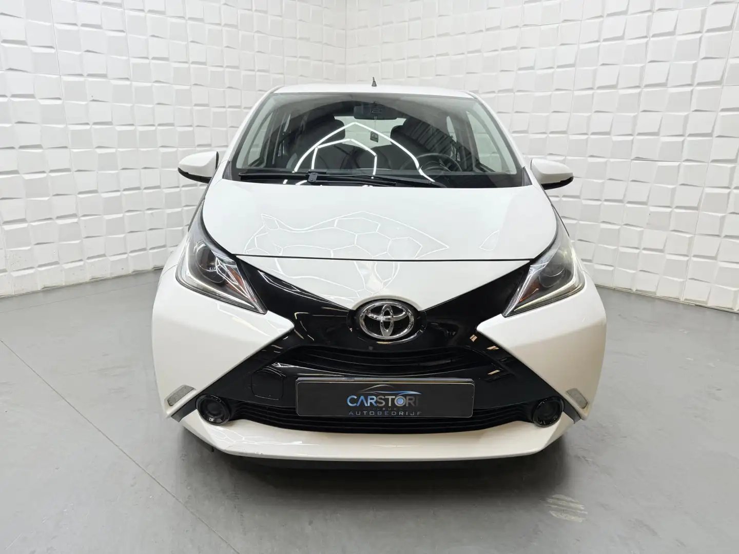 Toyota Aygo 1.0 VVT-i x-play AUTOMAAT 5 DRS AIRCO CAMERA Wit - 2