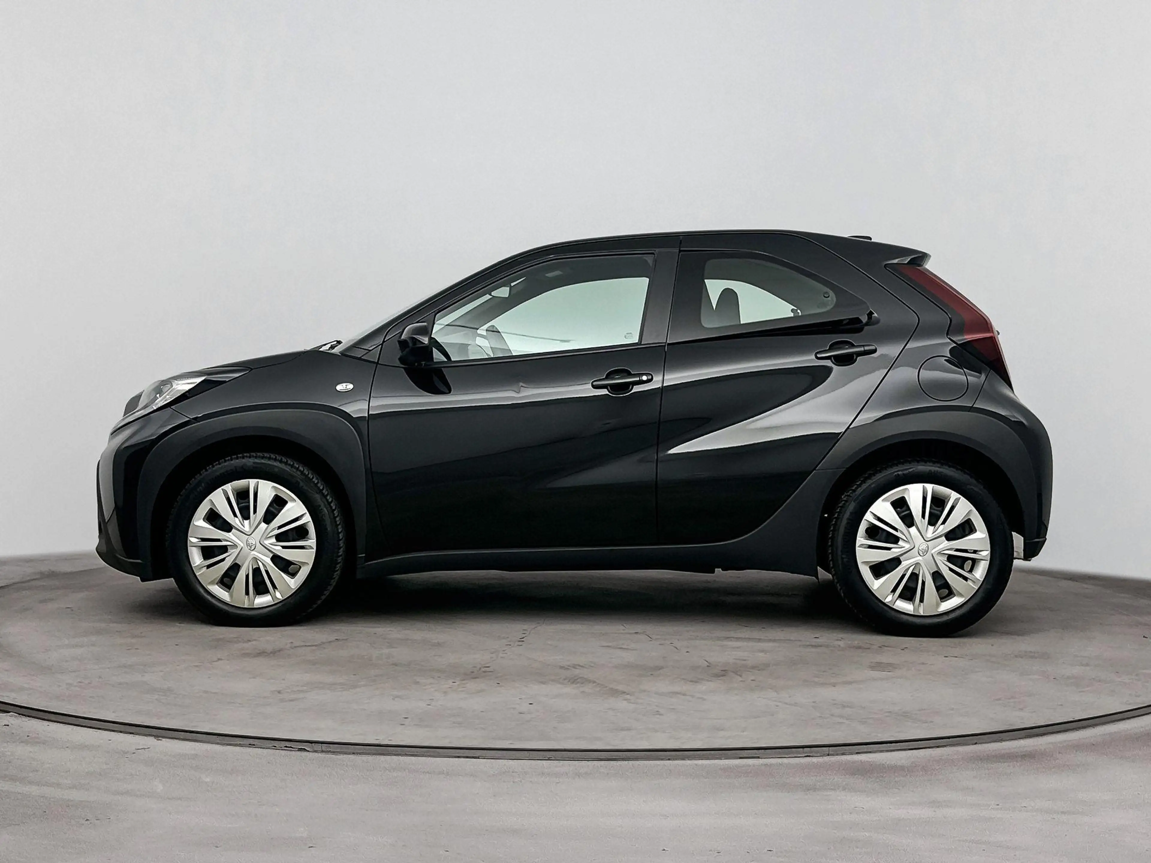 Toyota Aygo X 1.0 VVT-i MT Play | All seasonbanden  | Camera | C — photo 3