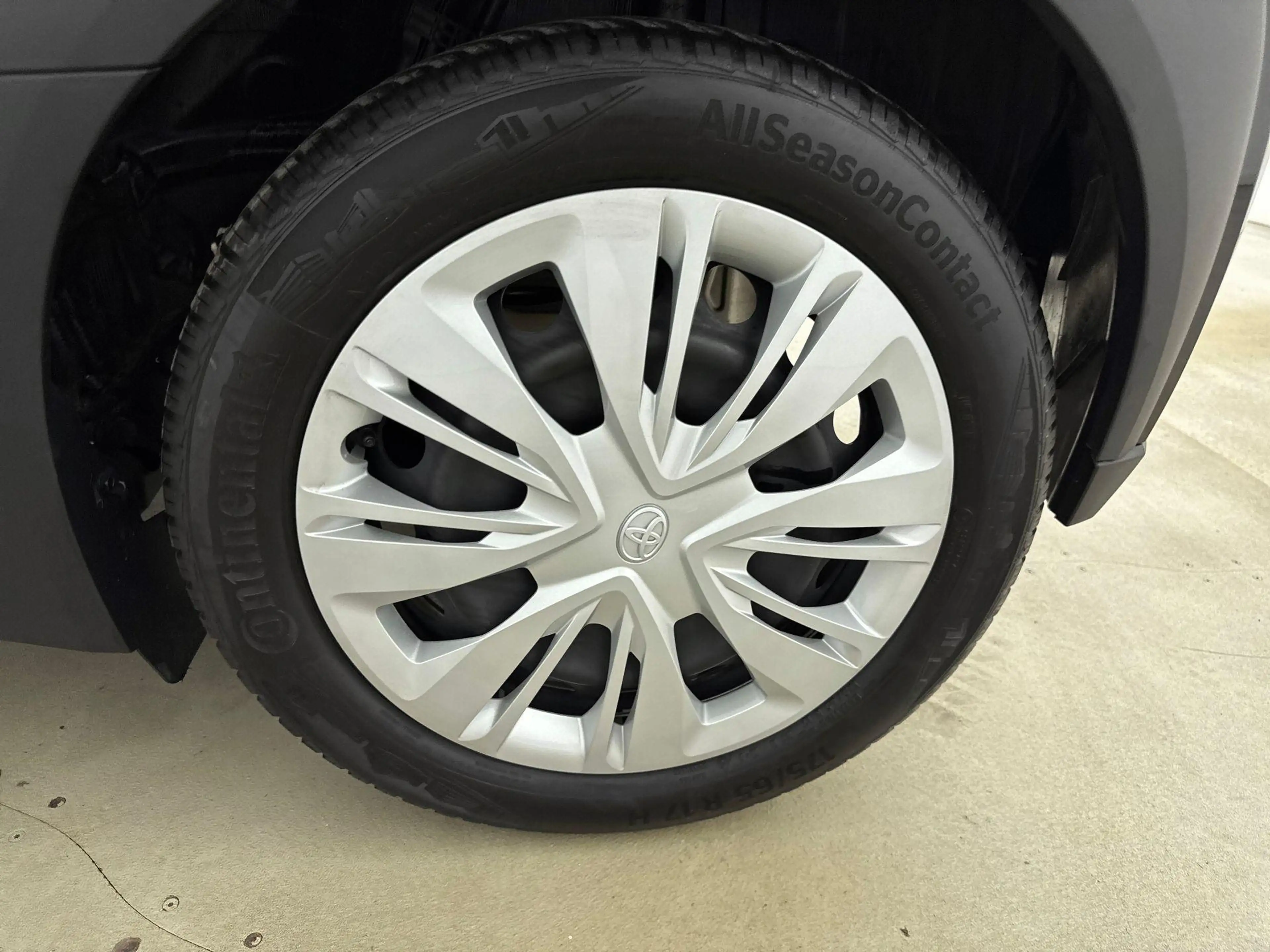 Toyota Aygo X 1.0 VVT-i MT Play | All seasonbanden  | Camera | C — photo 13