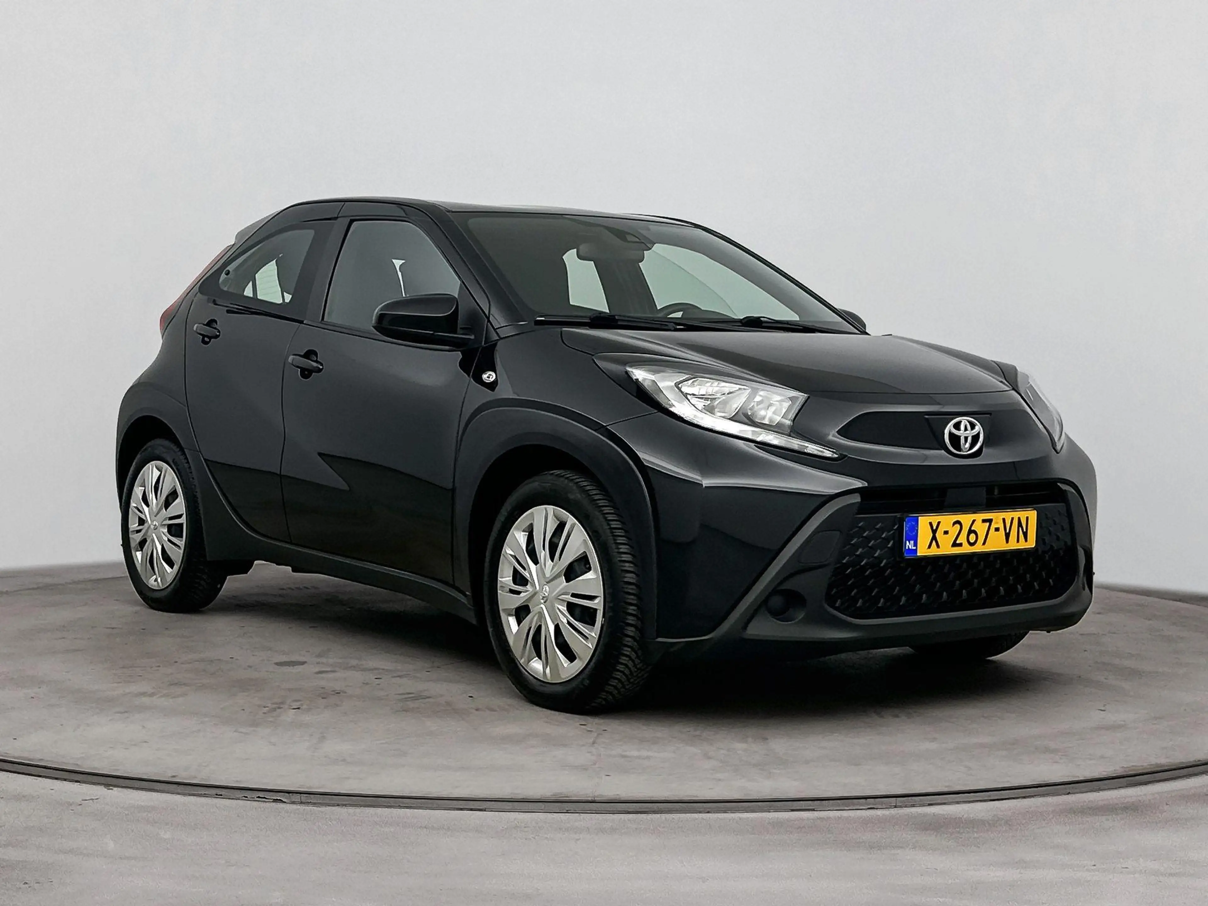 Toyota Aygo X 1.0 VVT-i MT Play | All seasonbanden  | Camera | C — photo 6