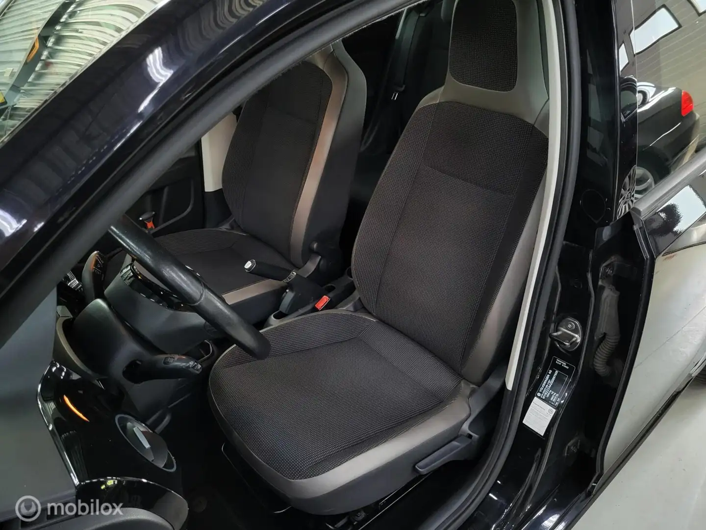 Volkswagen up! 1.0 high up! Cruise/Airco/PDC/Navi/Rijklaar! Zwart - 2