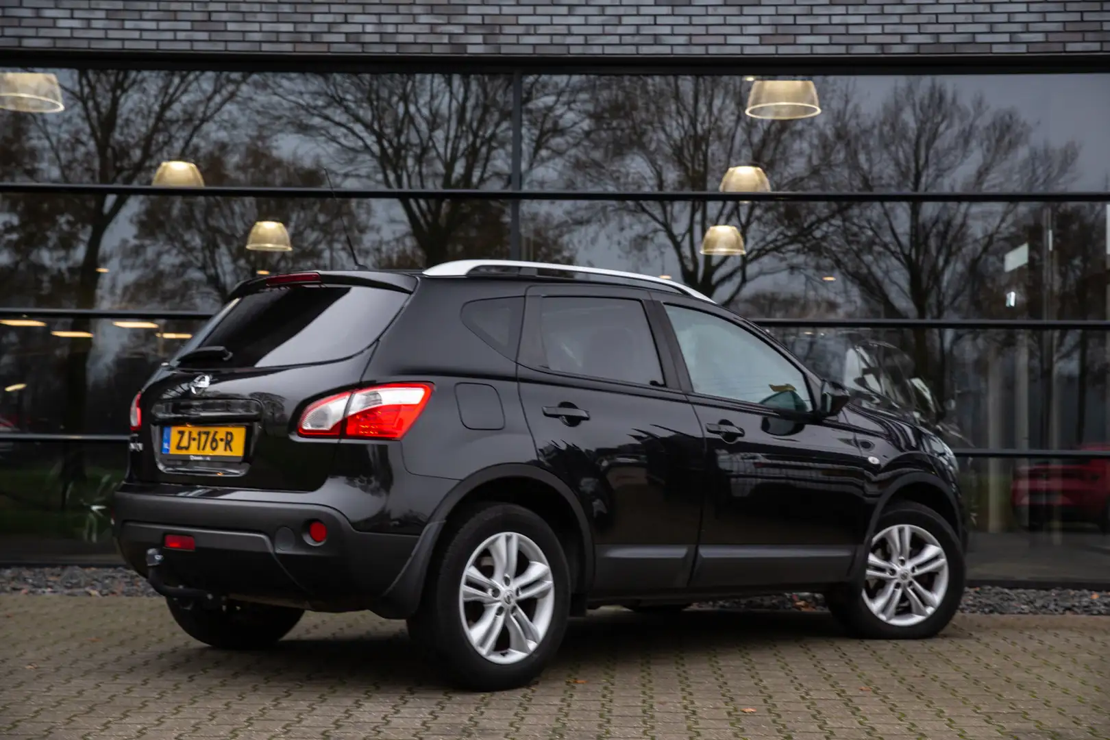 Nissan Qashqai 1.6 , Panoramadak, Bose, Trekhaak, Schwarz - 2