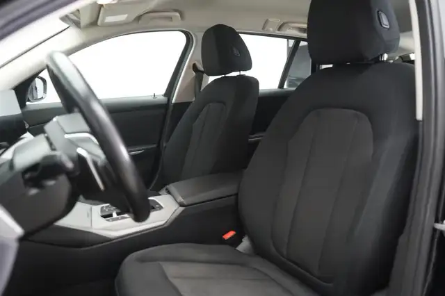 BMW 3 Series view 10