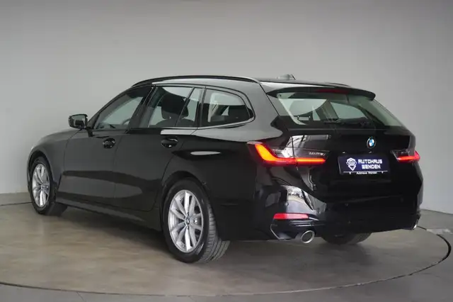 BMW 3 Series view 5