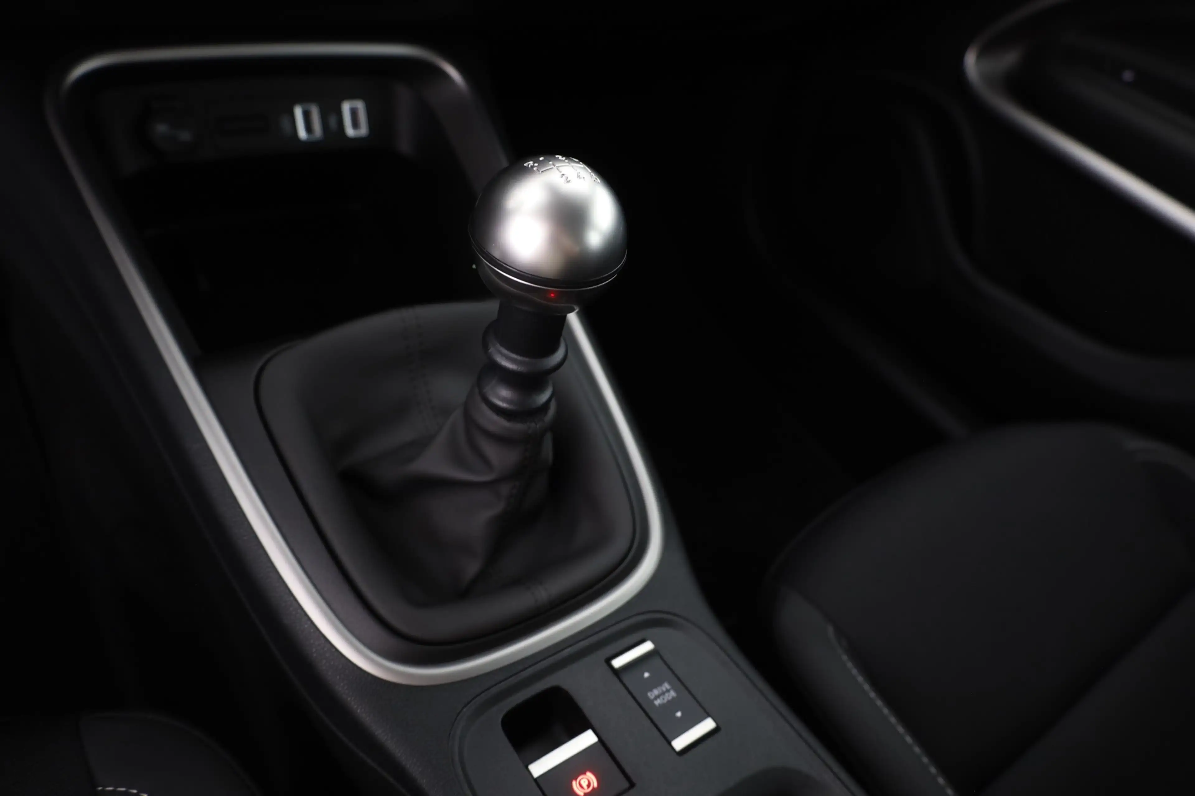 Jeep Avenger 1.2 Altitude LED Navi Sitzheizung Kamera — photo 14