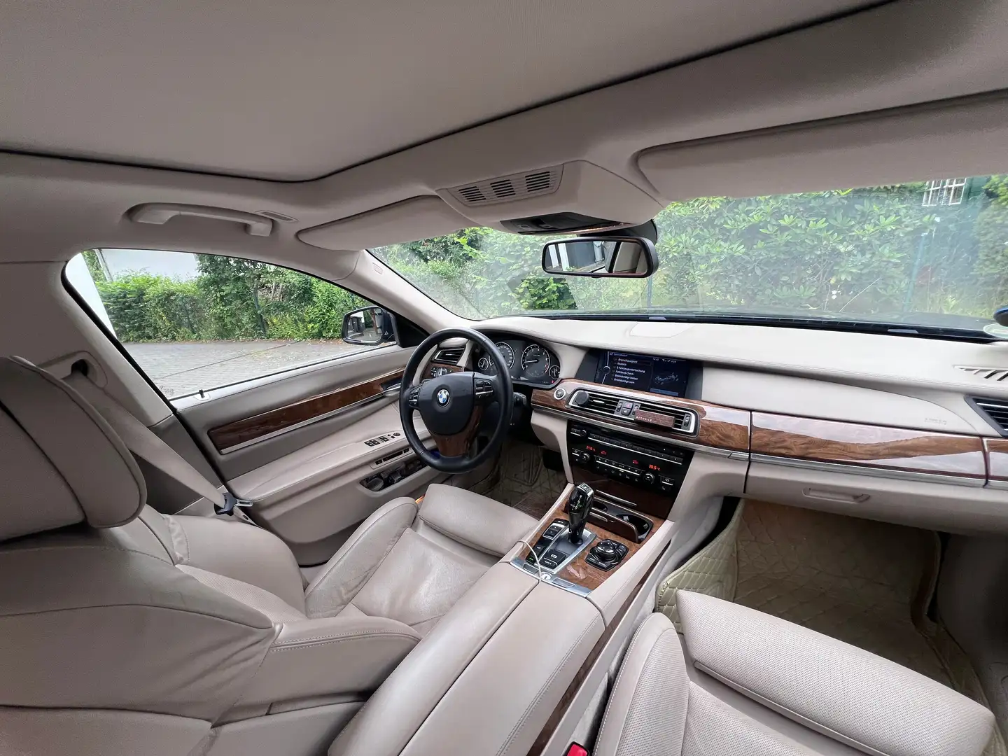 BMW 750 750Li Schwarz - 2
