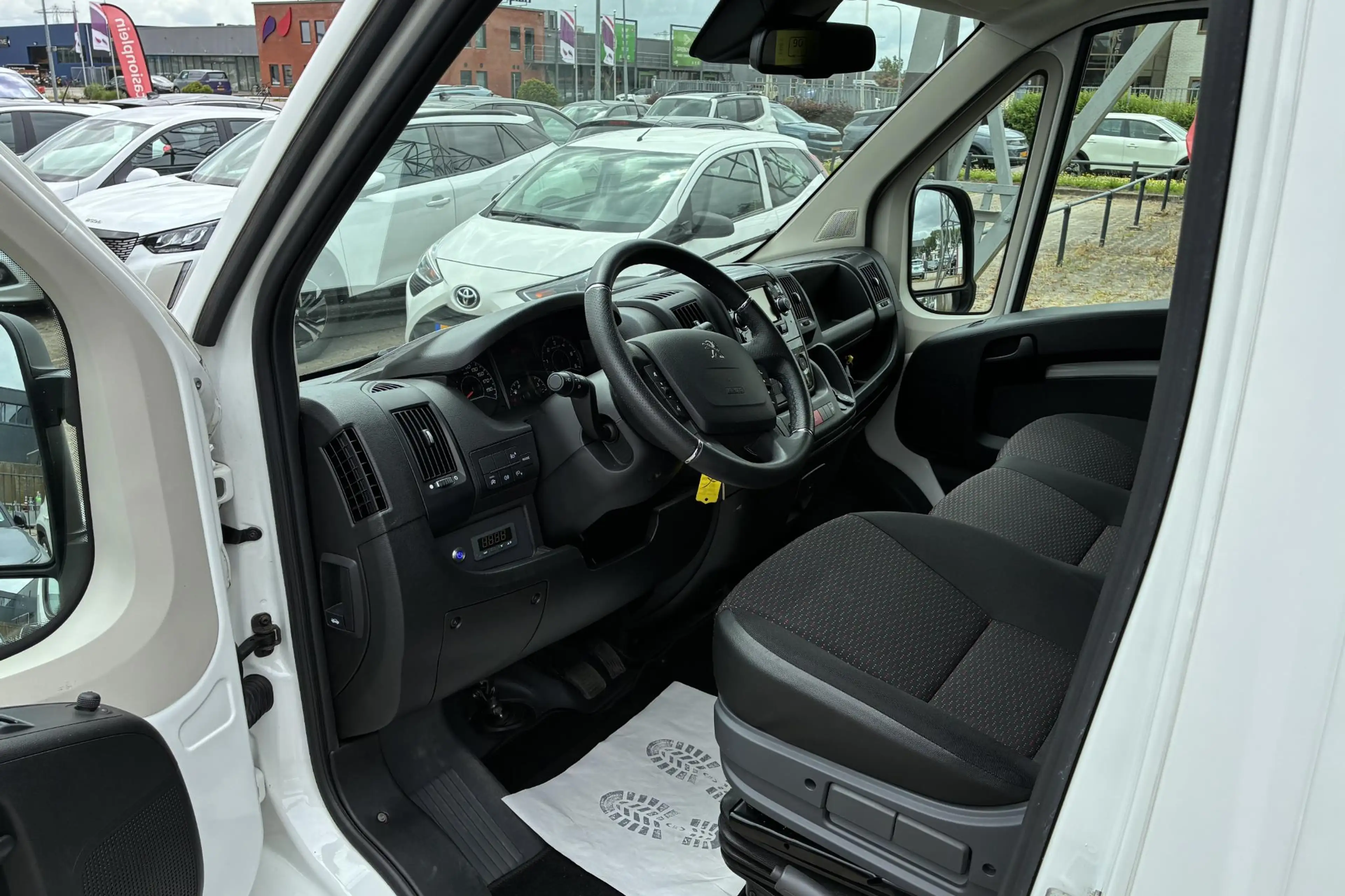 Peugeot Boxer e-Boxer 435 L3H2 Zwaar Premium-70KWh 3-Pers. | Nav — photo 3
