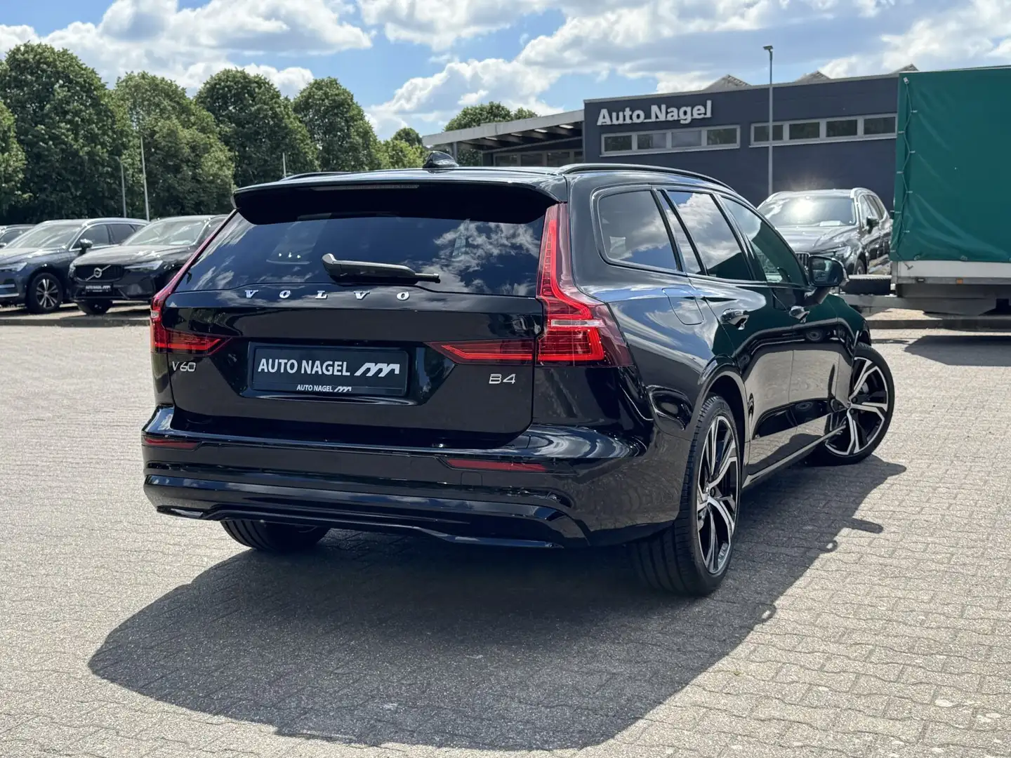 Volvo V60 V60 B4 Autom. Plus Dark Zwart - 2