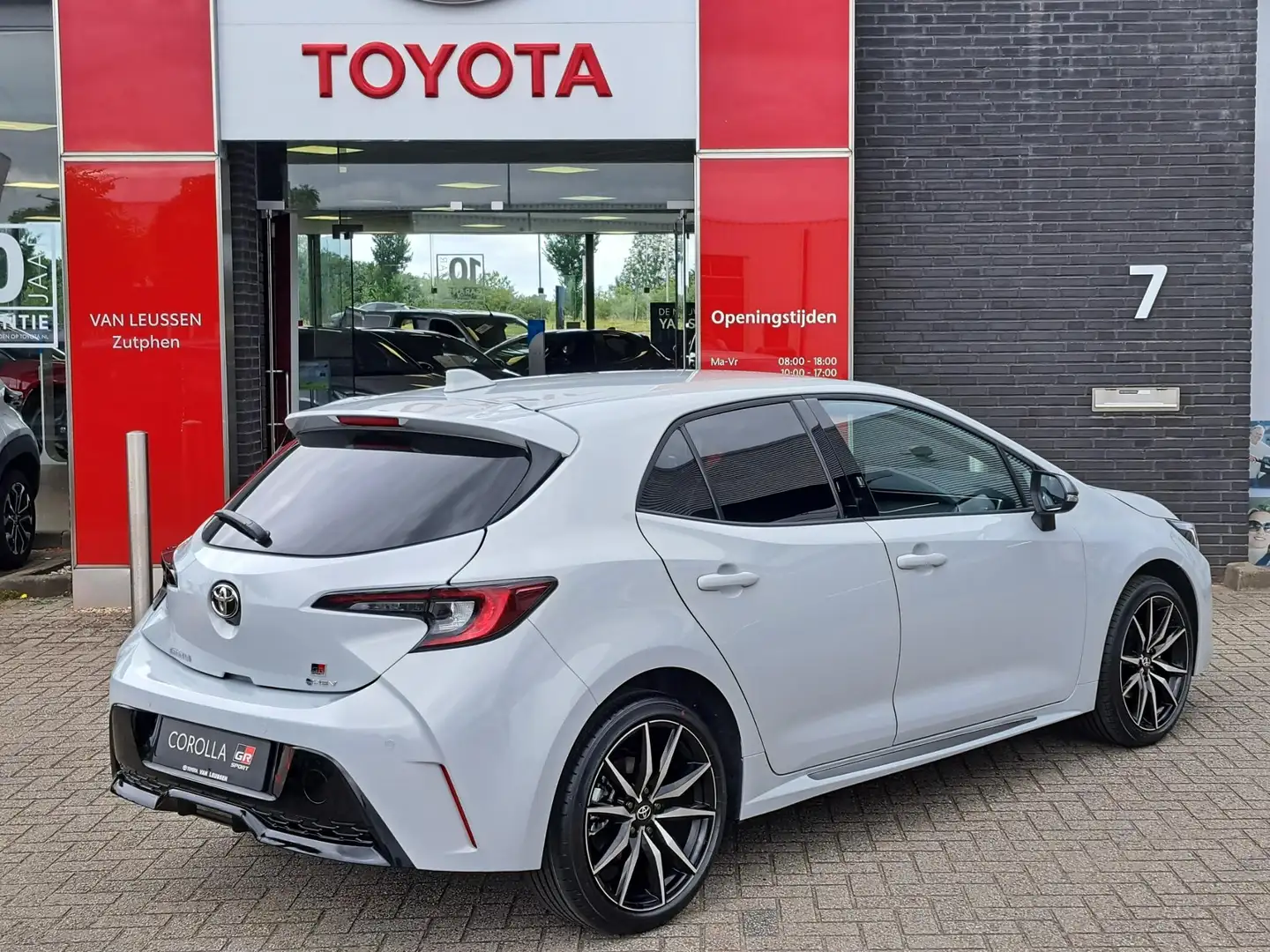 Toyota Corolla Hybrid 140 GR Sport NAVI APPLE&ANDROID PARKEERCAME Grijs - 2