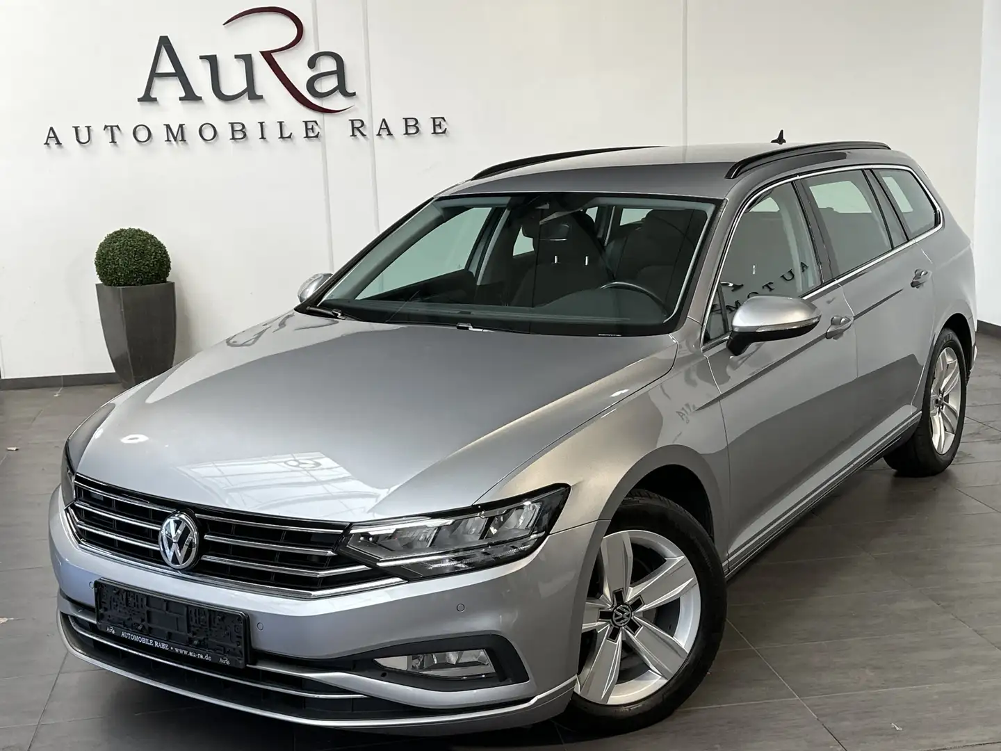 Volkswagen Passat Variant 2.0 TDI DSG Business NAV+LED+ACC Zilver - 1