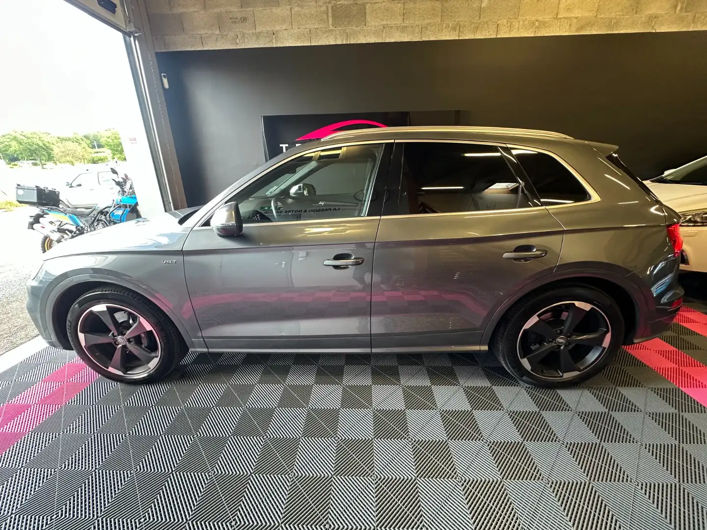 Audi SQ5 Grau - 2