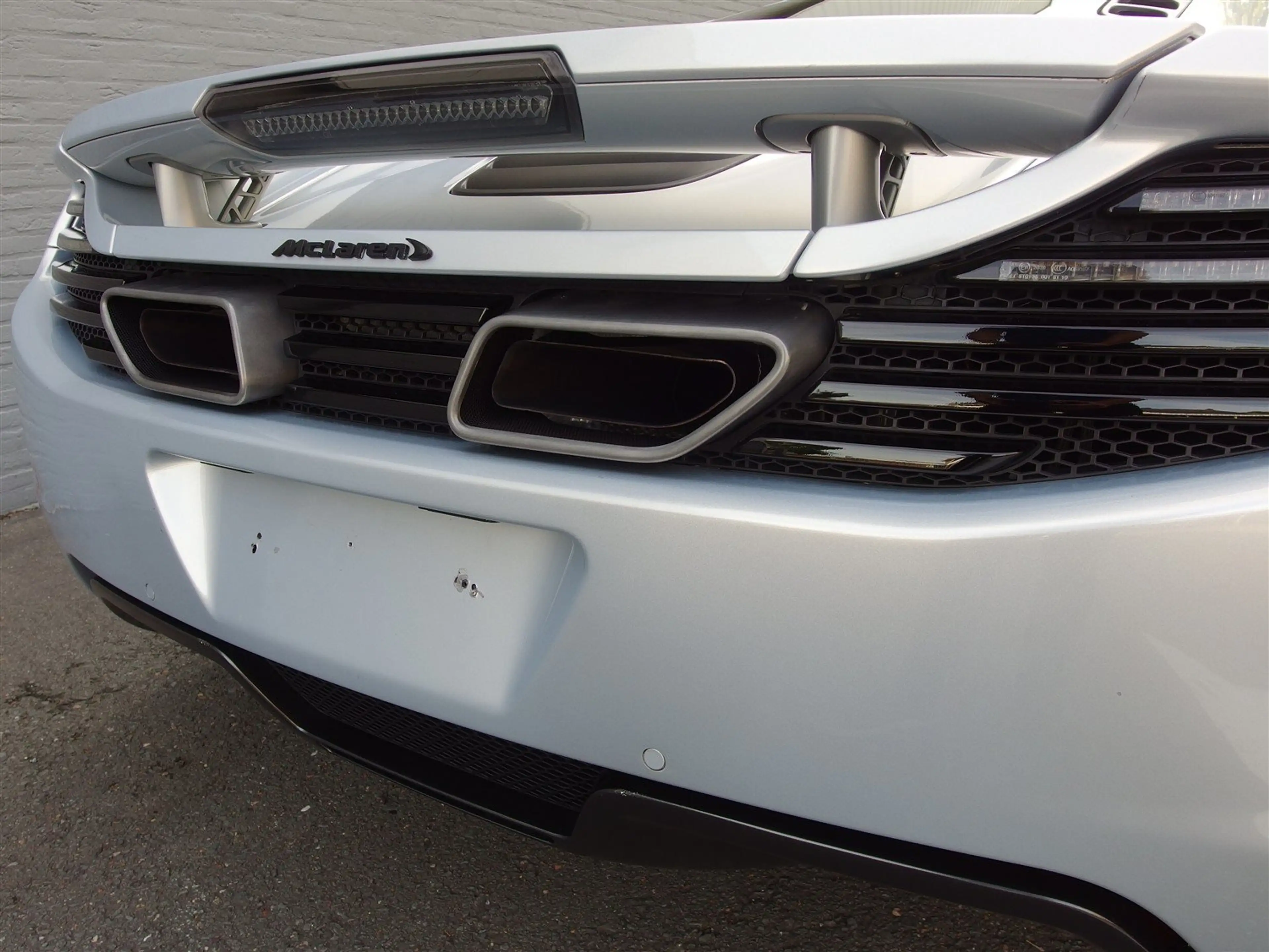 McLaren MP4-12C 3.8L V8 in Ice Silver — photo 14