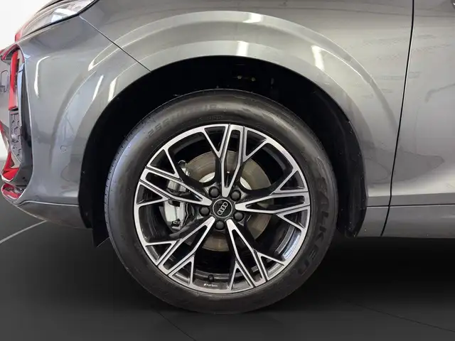 Audi Q3 view 6