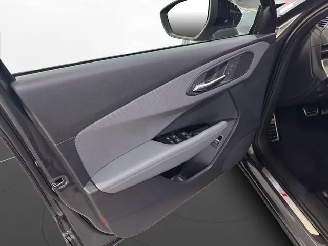 Audi Q3 view 8