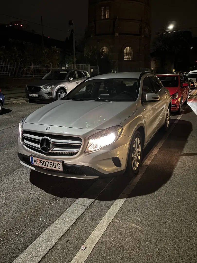 Mercedes-Benz GLA 200 d Silber - 1