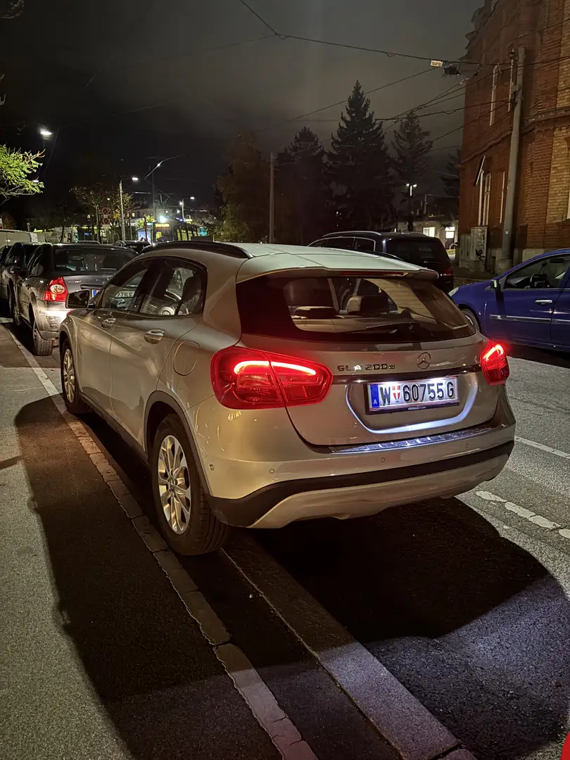 Mercedes-Benz GLA 200 d Silber - 2