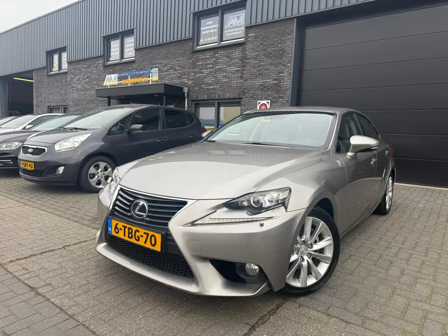 Lexus IS 300 300h Edition | 2E EIGENAAR | 12MND GARANTIE | AUTO Gris - 2