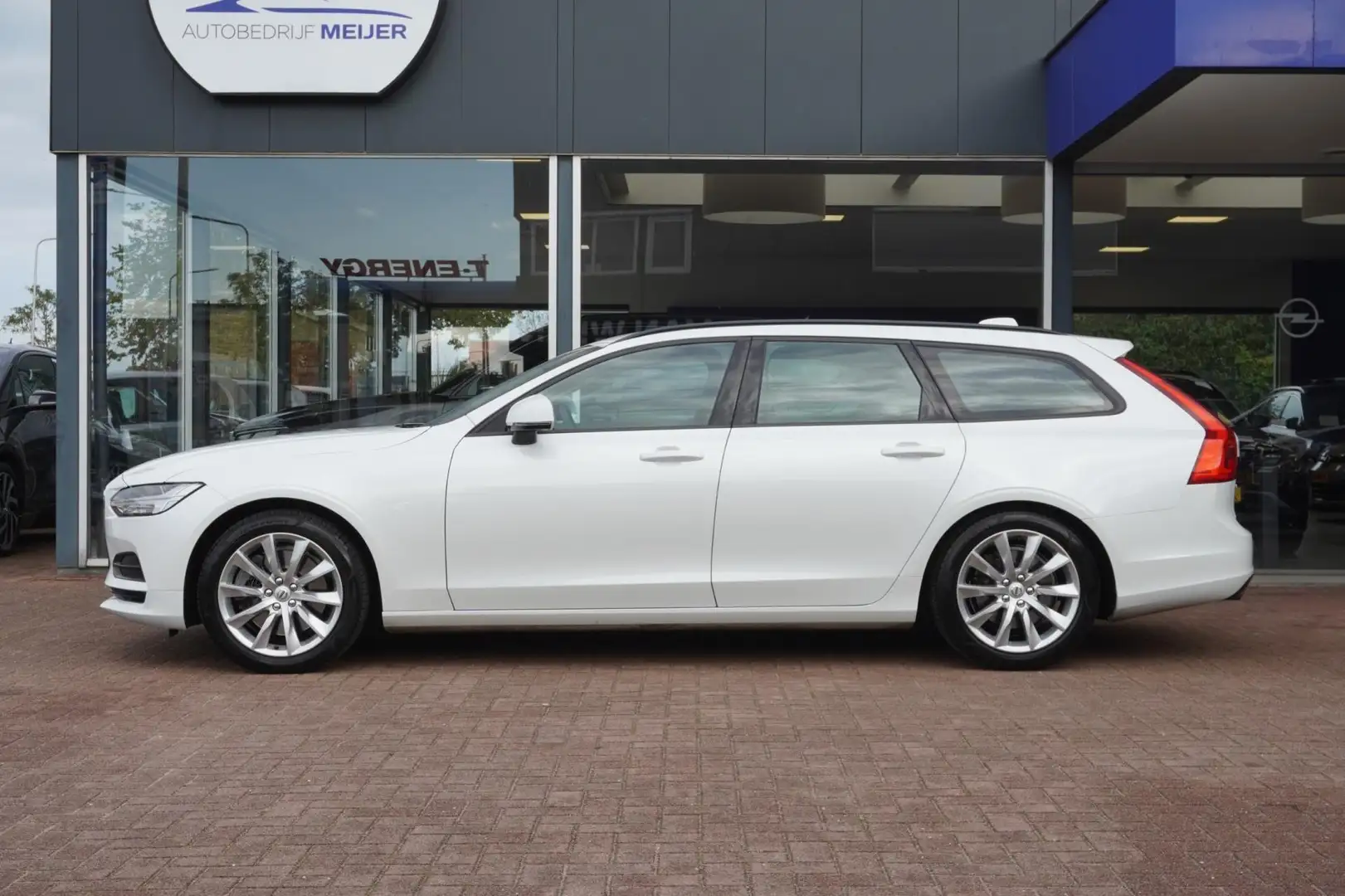 Volvo V90 2.0 T4 Momentum | Airco | Navigatie | Vol opties | Wit - 2