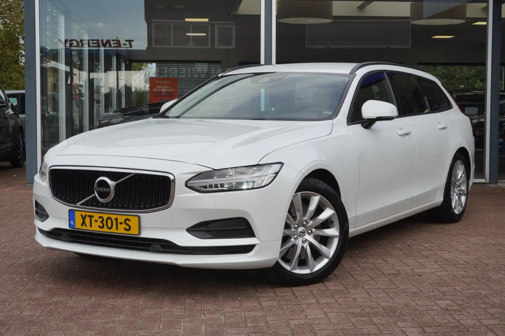 Volvo V90 2.0 T4 Momentum | Airco | Navigatie | Vol opties | Wit - 1
