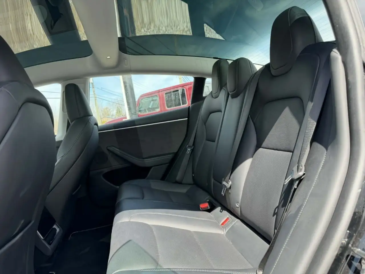 Tesla Model 3 снимка Tesla Model 3