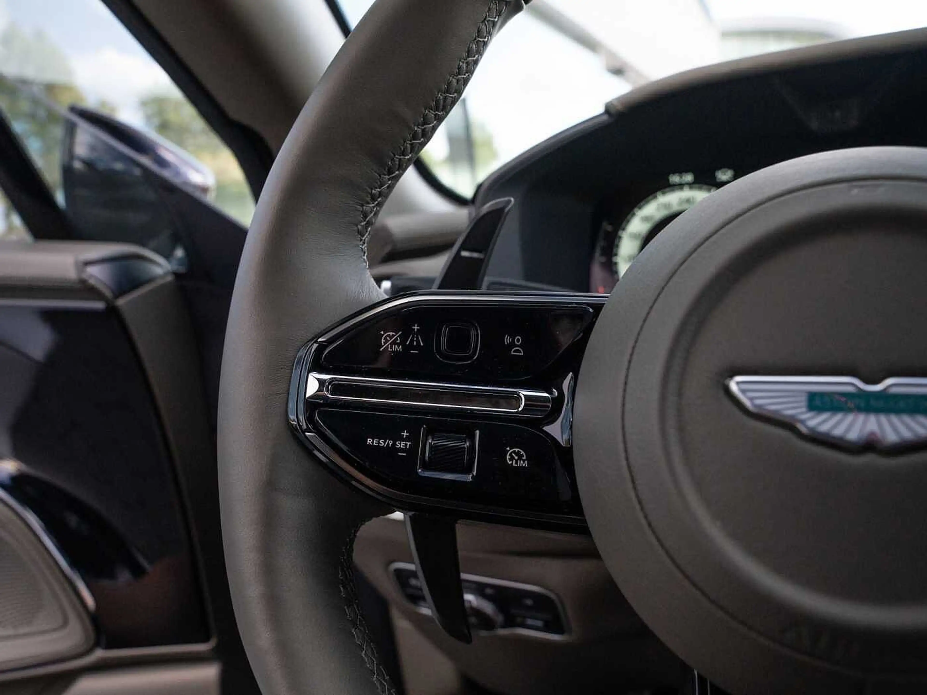 Aston Martin DBX S V8 4x4 MY26 — photo 15