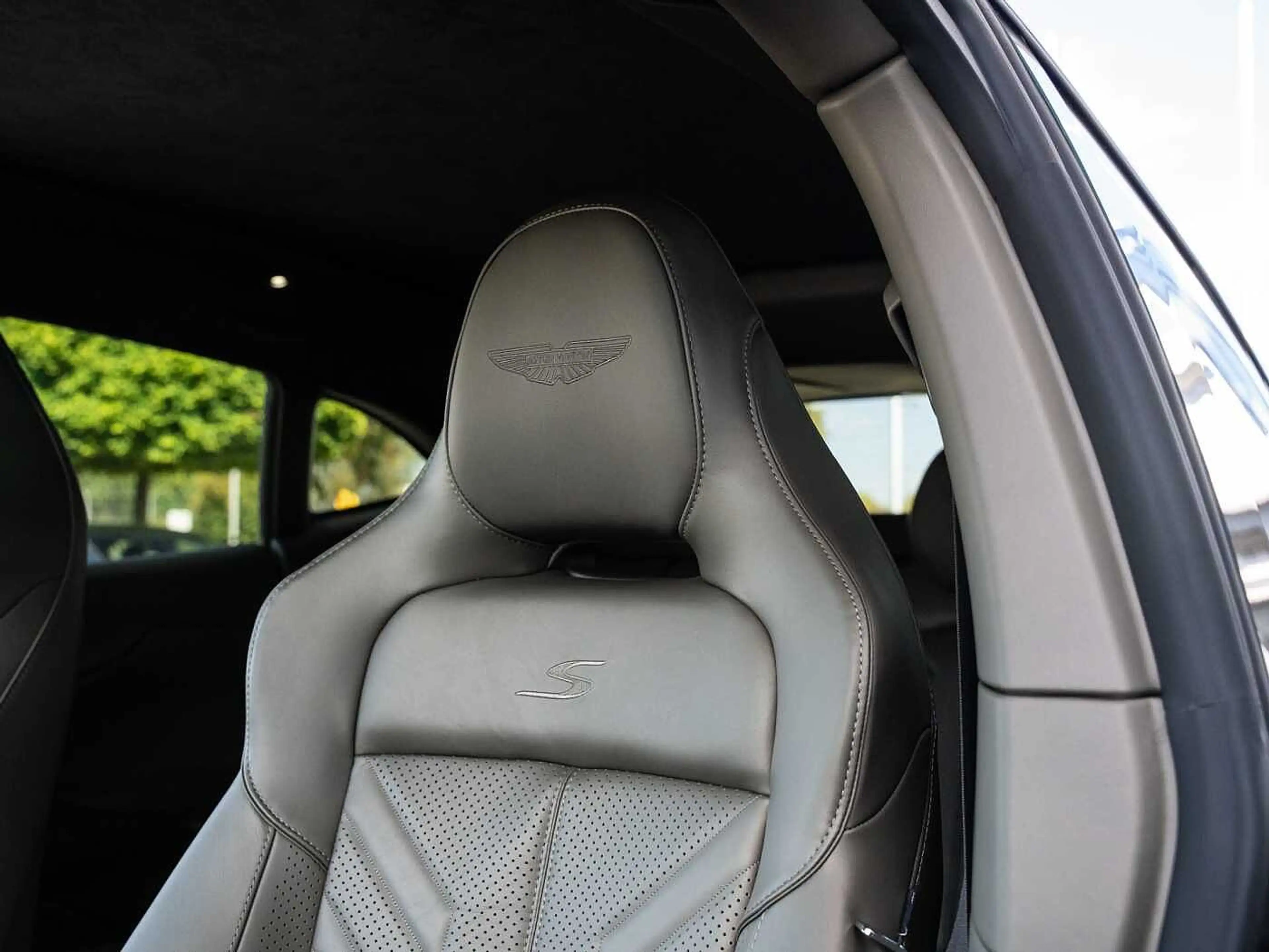 Aston Martin DBX S V8 4x4 MY26 — photo 5