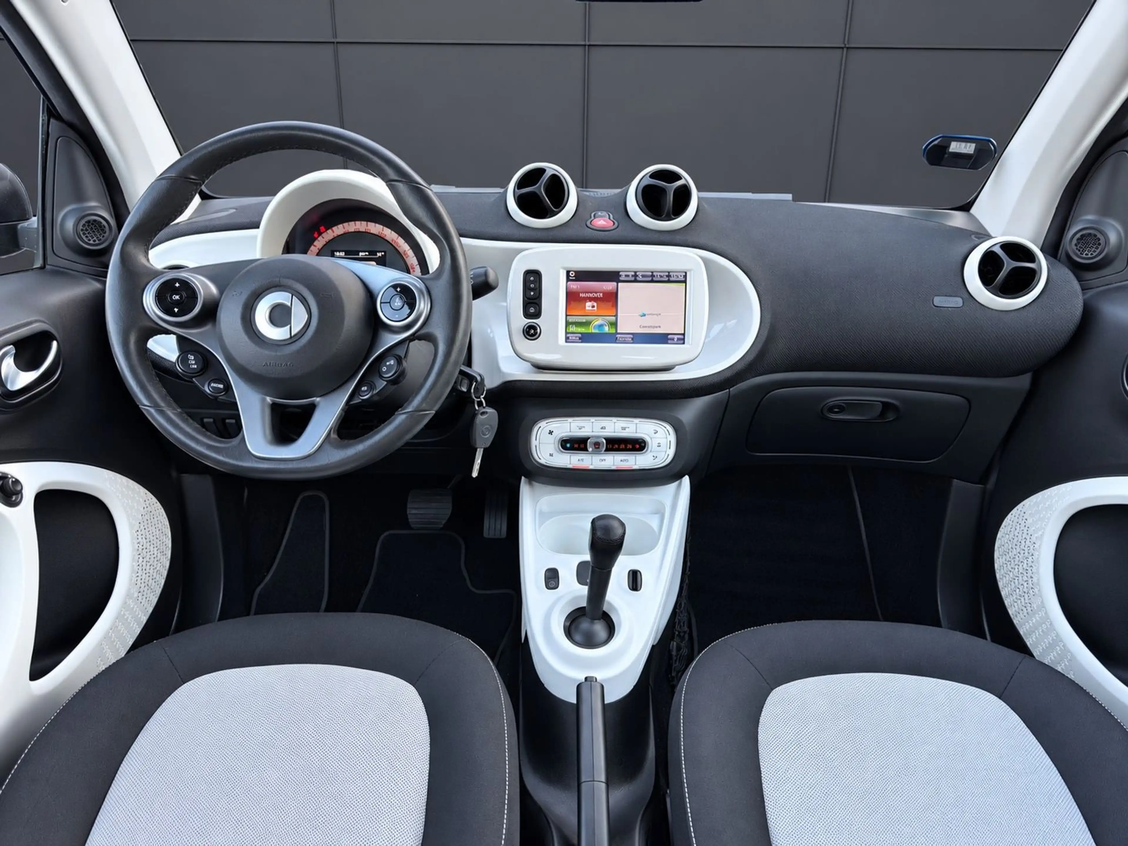 smart forTwo PASSION AUT. NAVI PANORAMA SHZ LED TEMPOM — photo 12