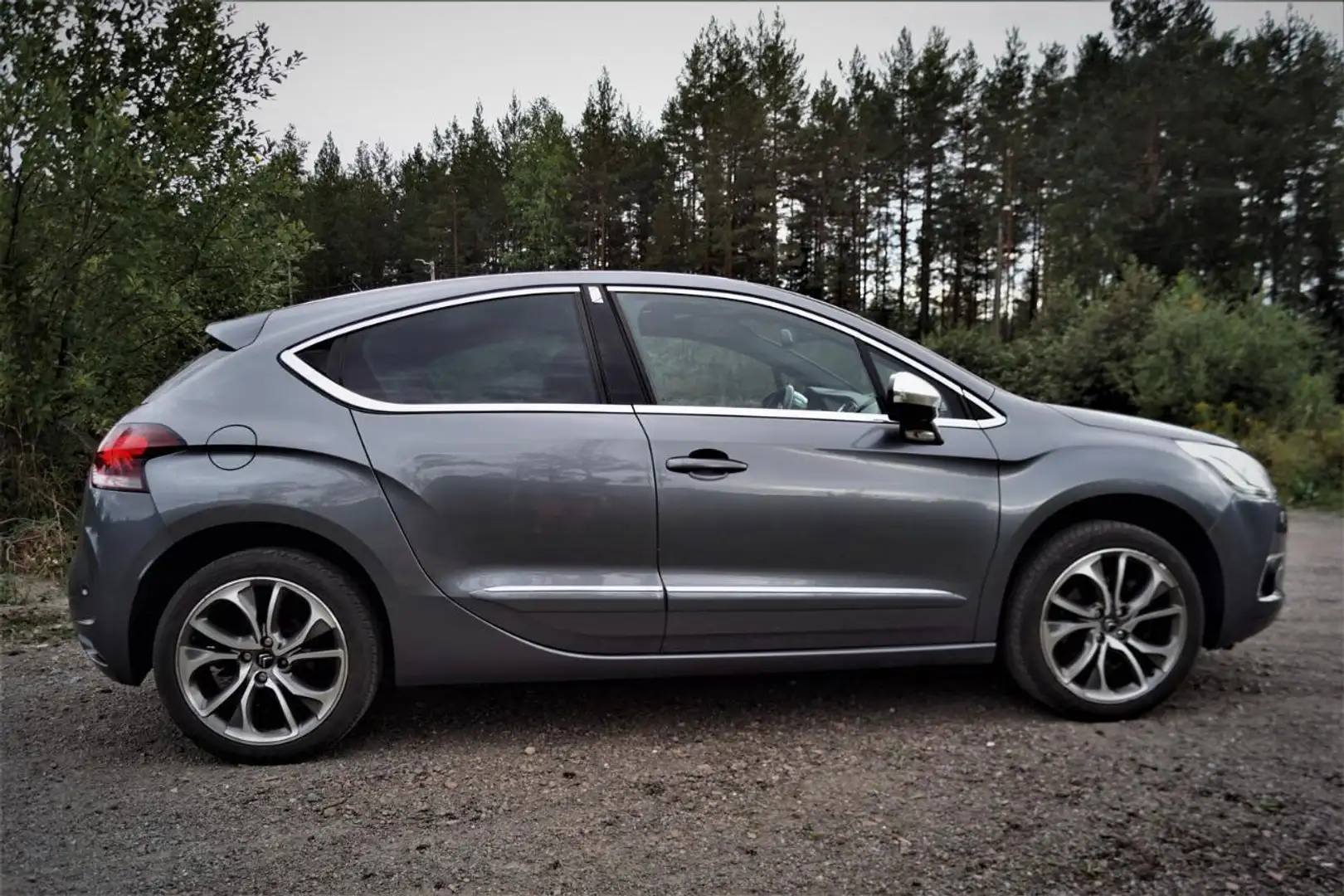 Citroen DS4 HDi 165 SoChic Grau - 2