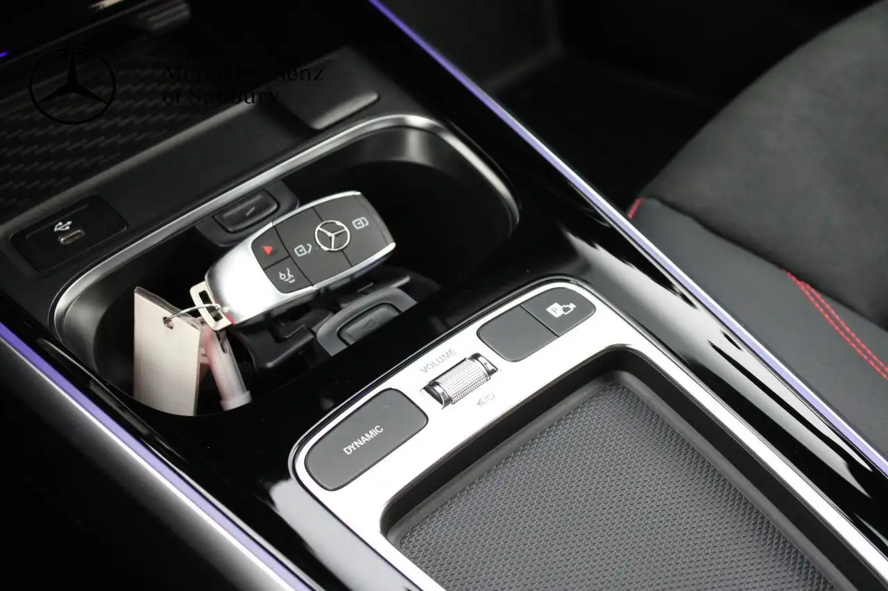 Mercedes-Benz GLB снимка Mercedes-Benz GLB
