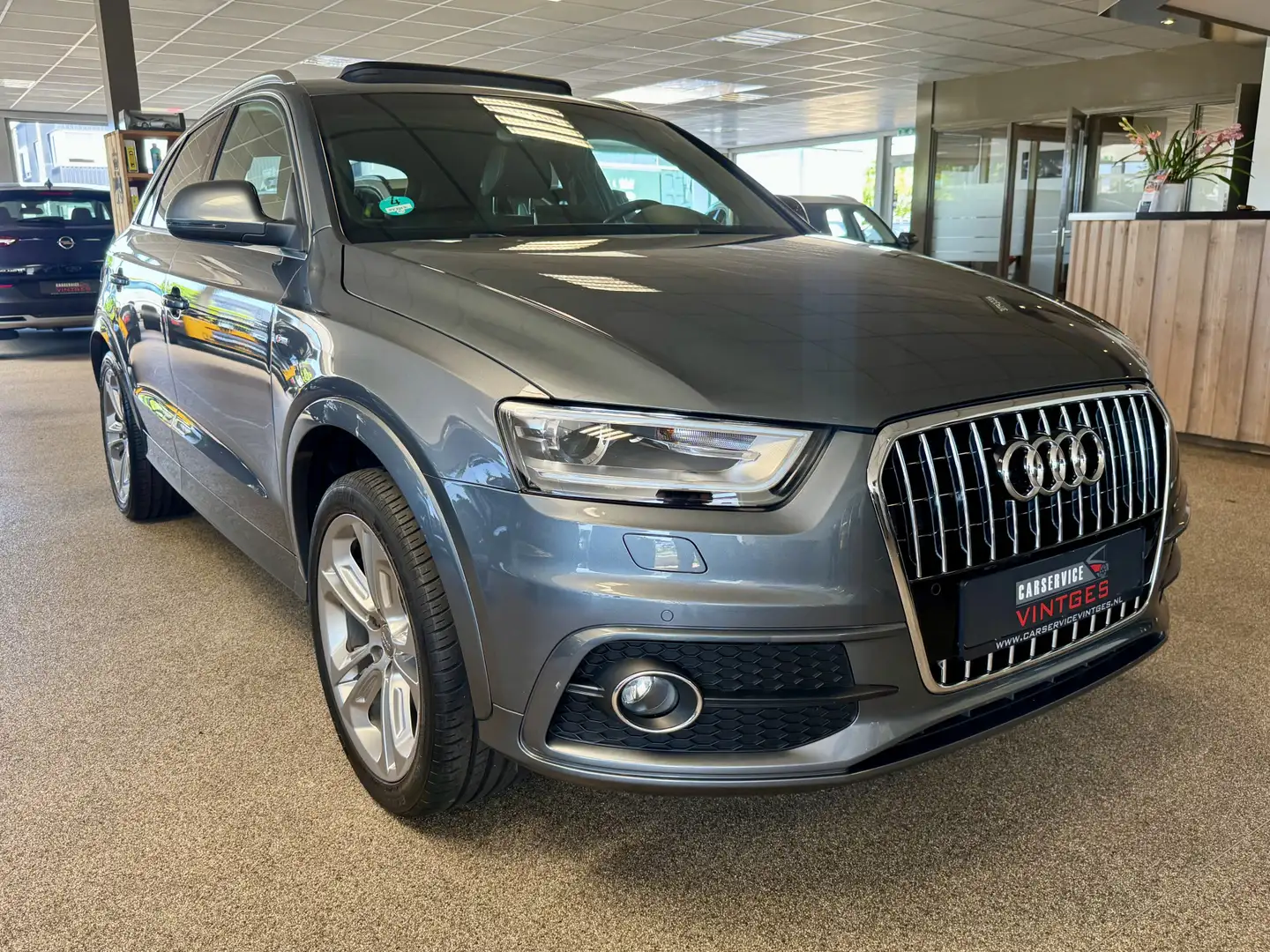 Audi Q3 2.0 TFSI quattro Pro Line S-line, Pano, 19"inch, C Grijs - 2