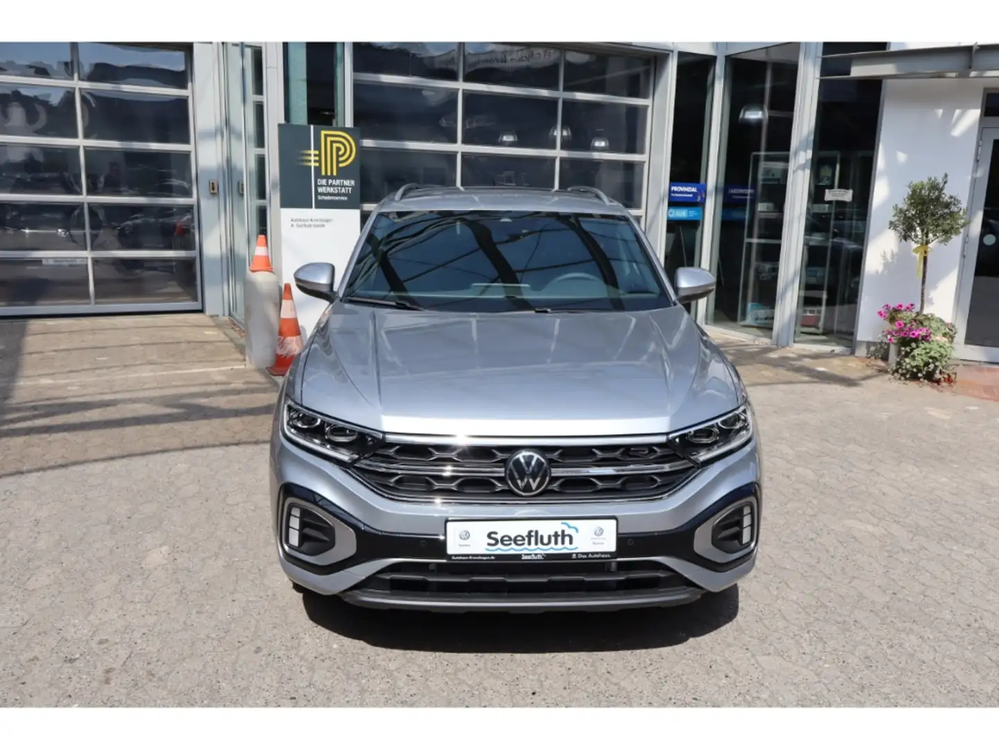 Volkswagen T-Roc 1.5 DSG R-Line AHK Digi Pro RFK IQ-Drive Silber - 2