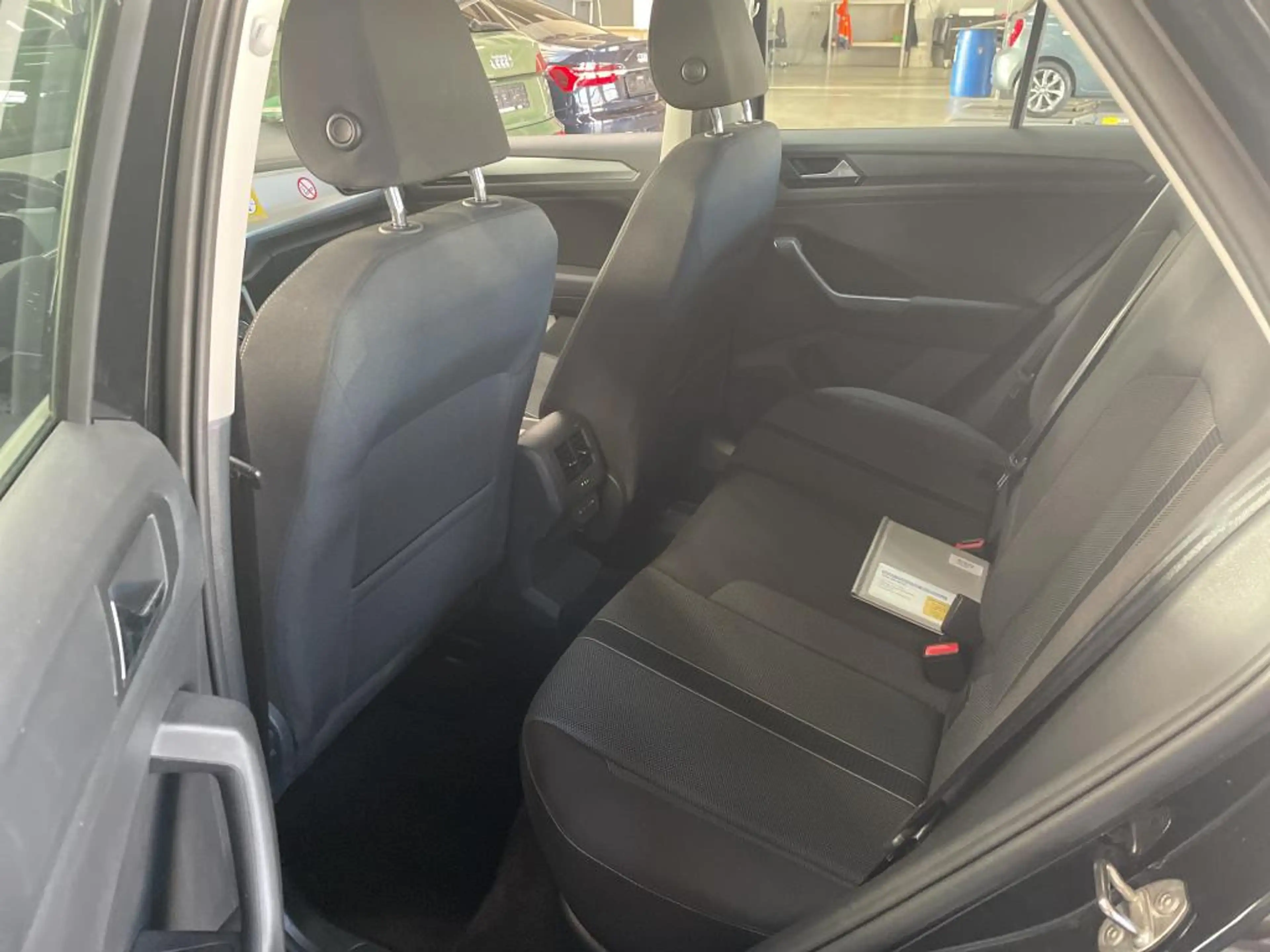 Volkswagen T-Roc Life 1.5 l TSI LED DSG AHK Shz Navi Life — photo 7