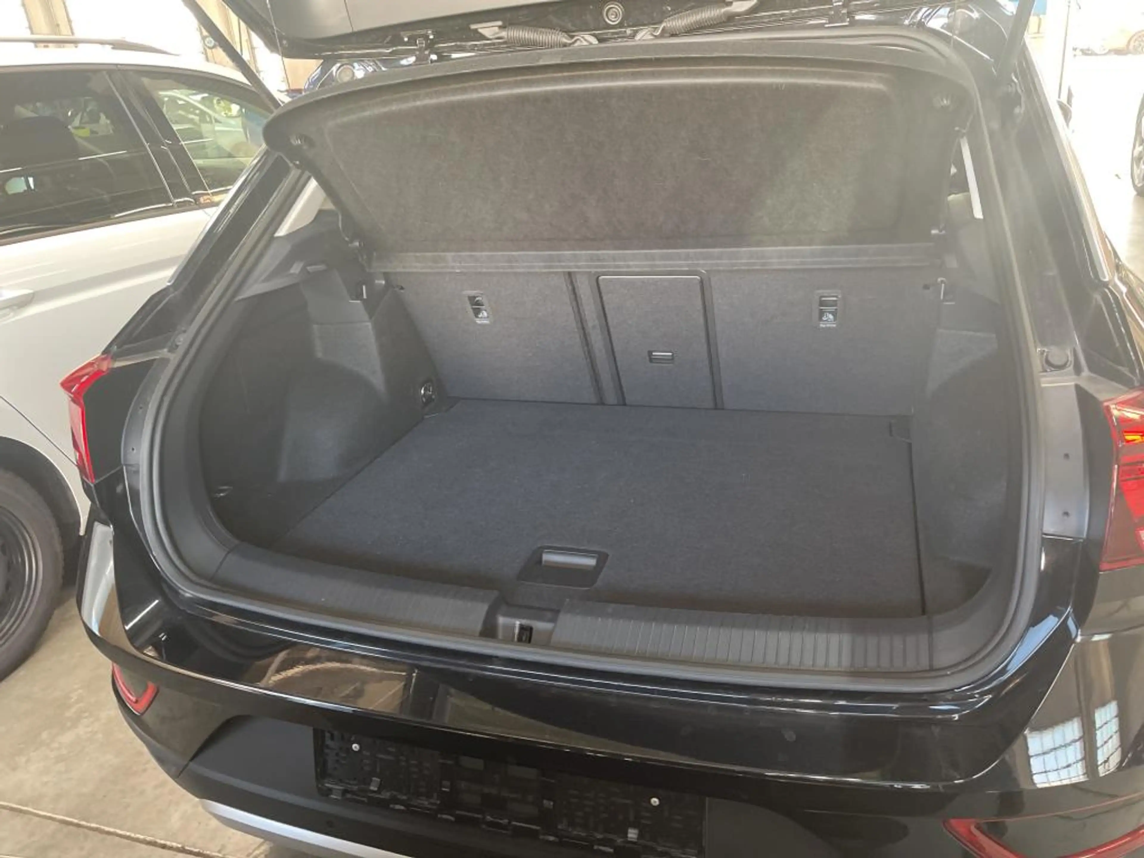 Volkswagen T-Roc Life 1.5 l TSI LED DSG AHK Shz Navi Life — photo 8