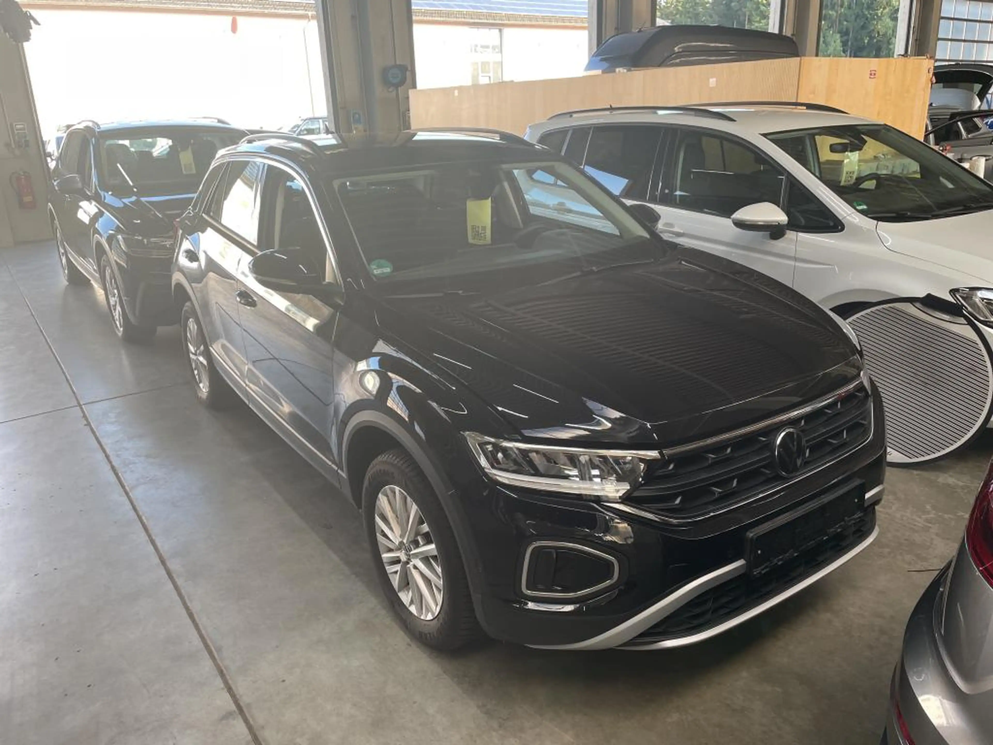 Volkswagen T-Roc Life 1.5 l TSI LED DSG AHK Shz Navi Life — photo 2