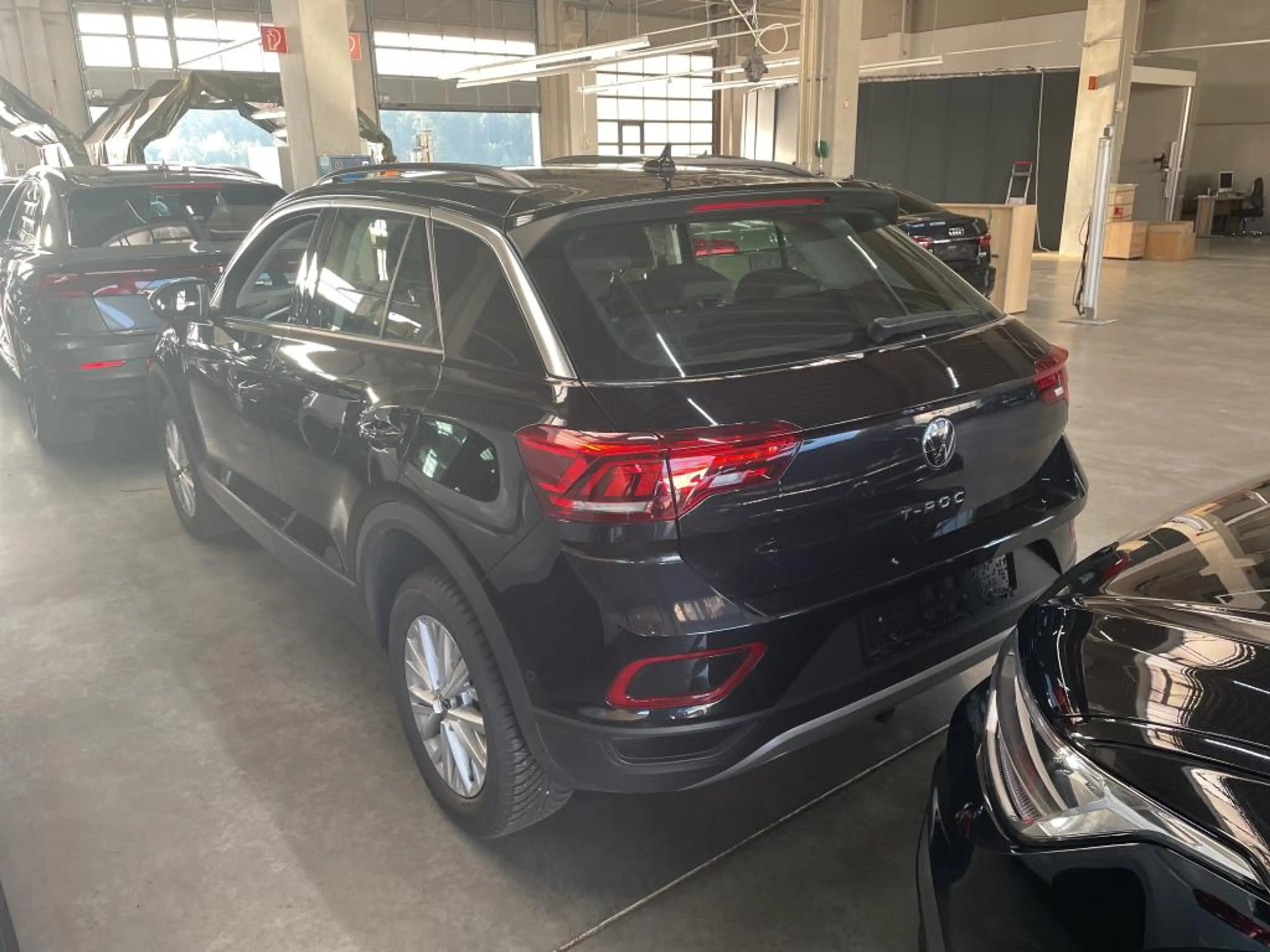Volkswagen T-Roc Life 1.5 l TSI LED DSG AHK Shz Navi Life — photo 3