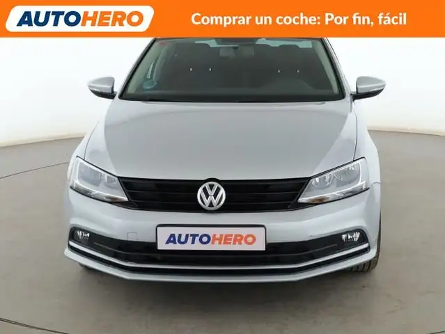 Volkswagen Jetta view 9