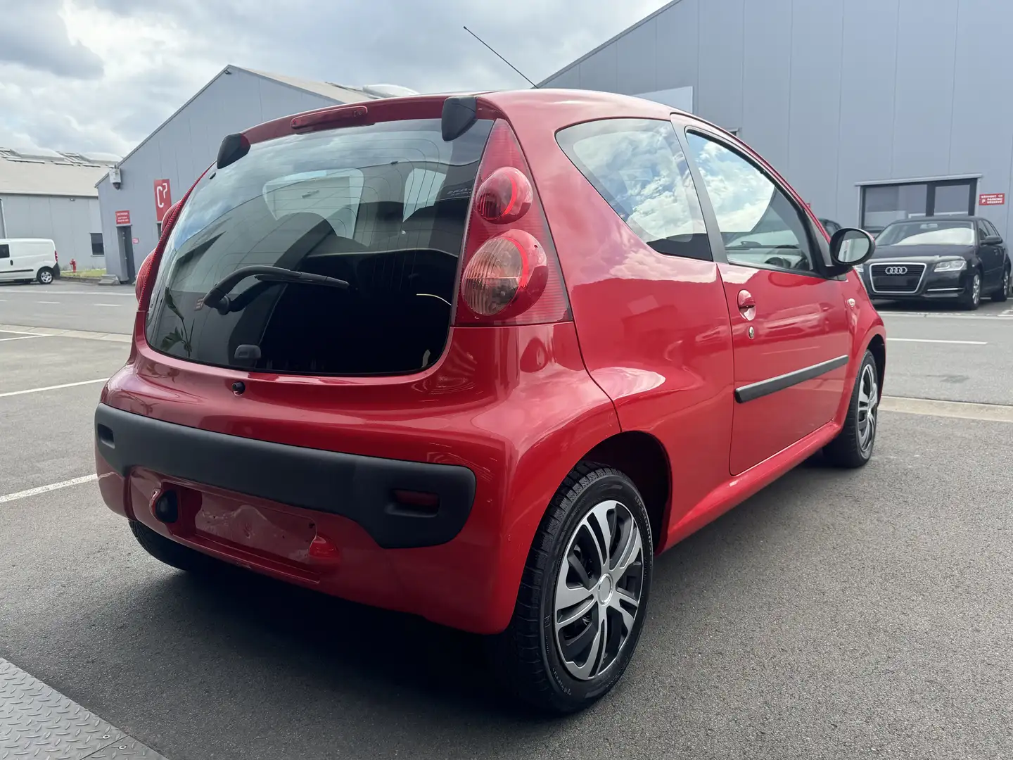 Peugeot 107 1.4 HDi Showroom suivis entretiens complets - 2