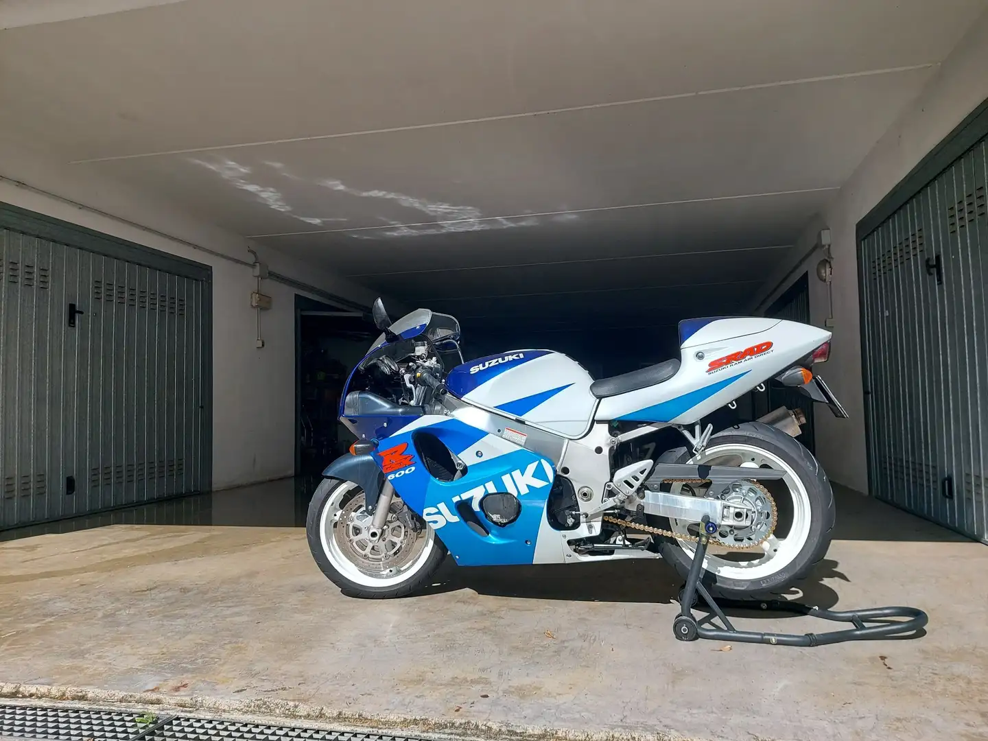 Suzuki GSX-R 600 Alb - 1